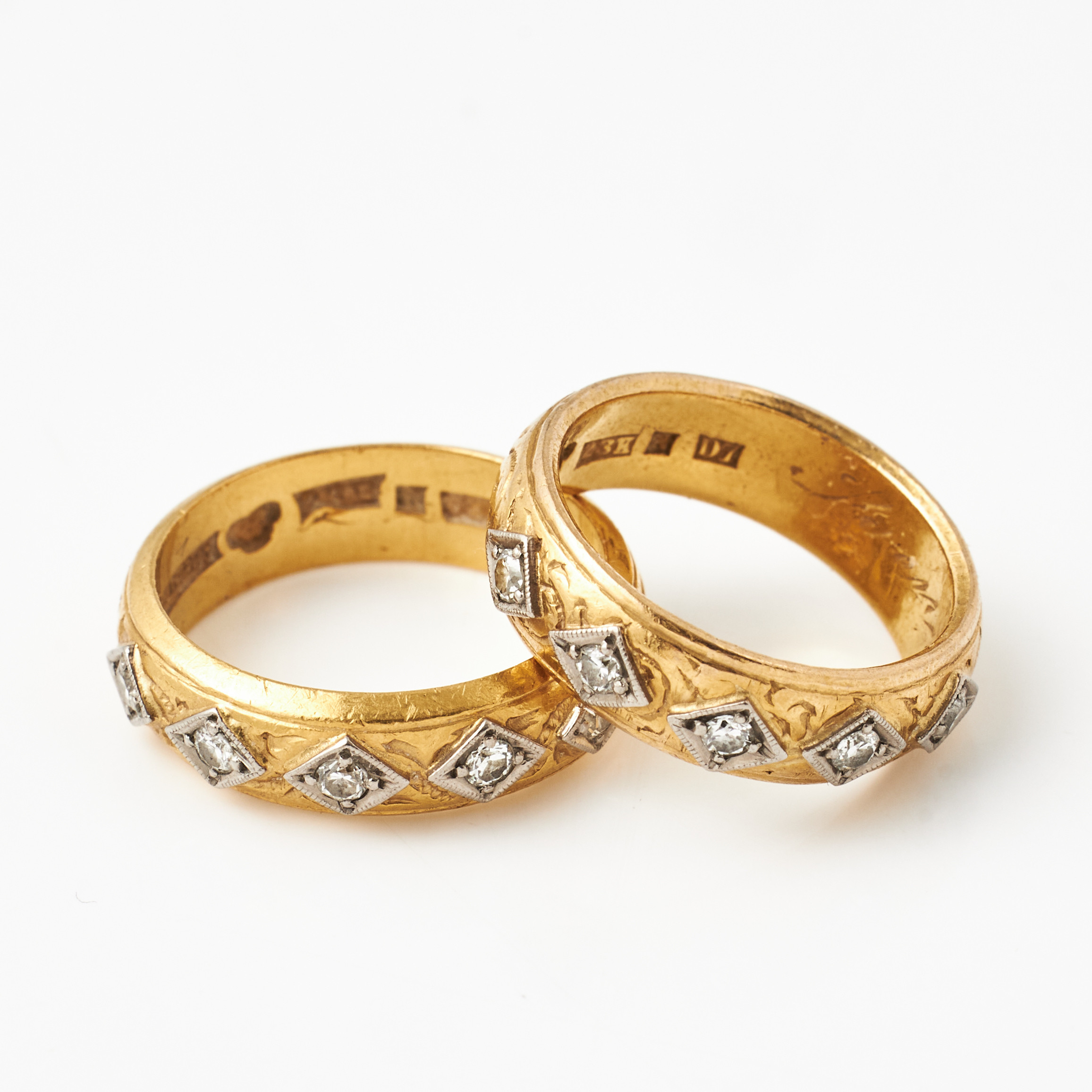 RINGAR, 2 st., 23 k guld, vardera med dekor av 5 briljanter totalt ca 0,25 ct.