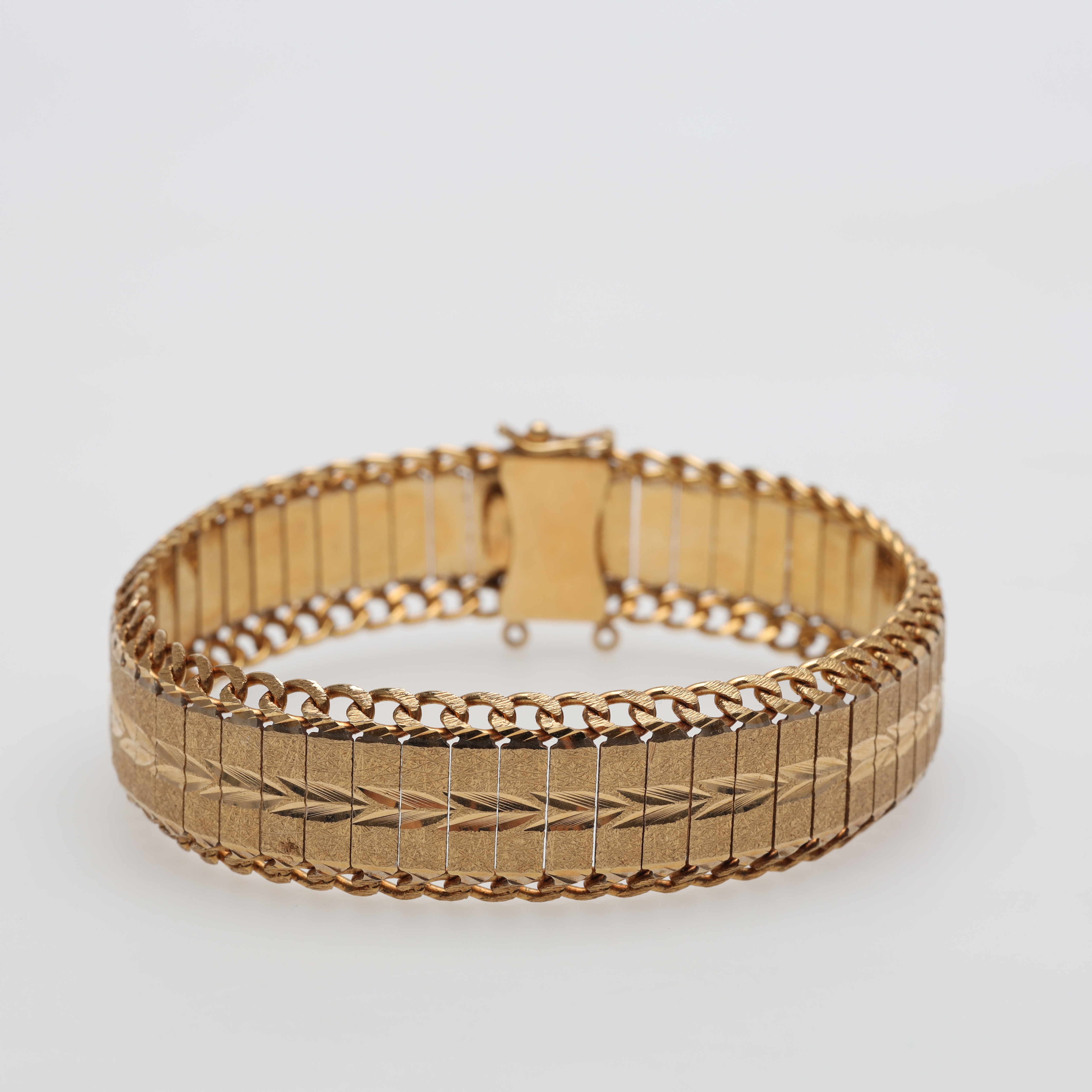 ARMBAND halvstelt 18K guld vikt ca 34,8 gram.