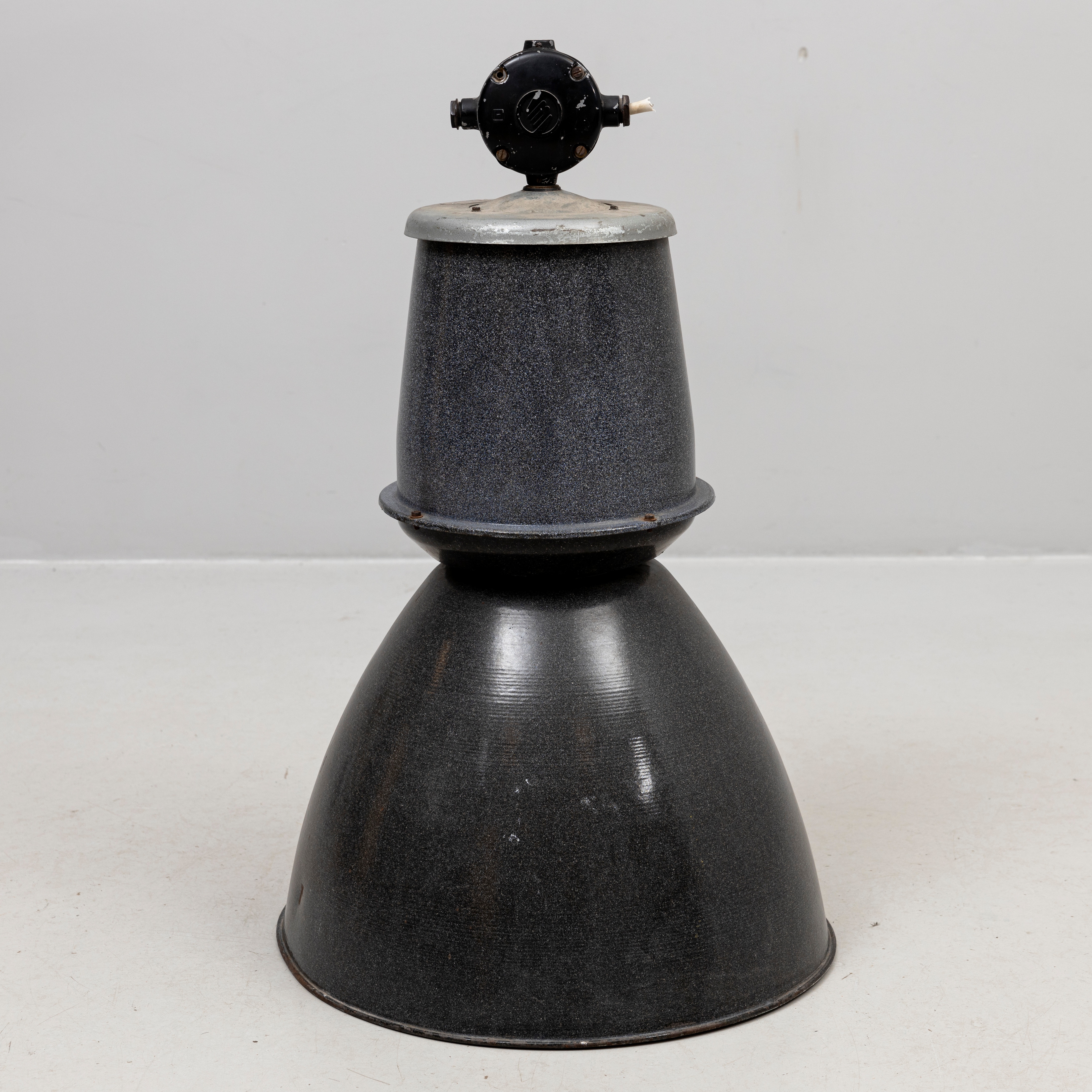 INDUSTRILAMPA, emaljerad plåt, 1900-talets mitt.