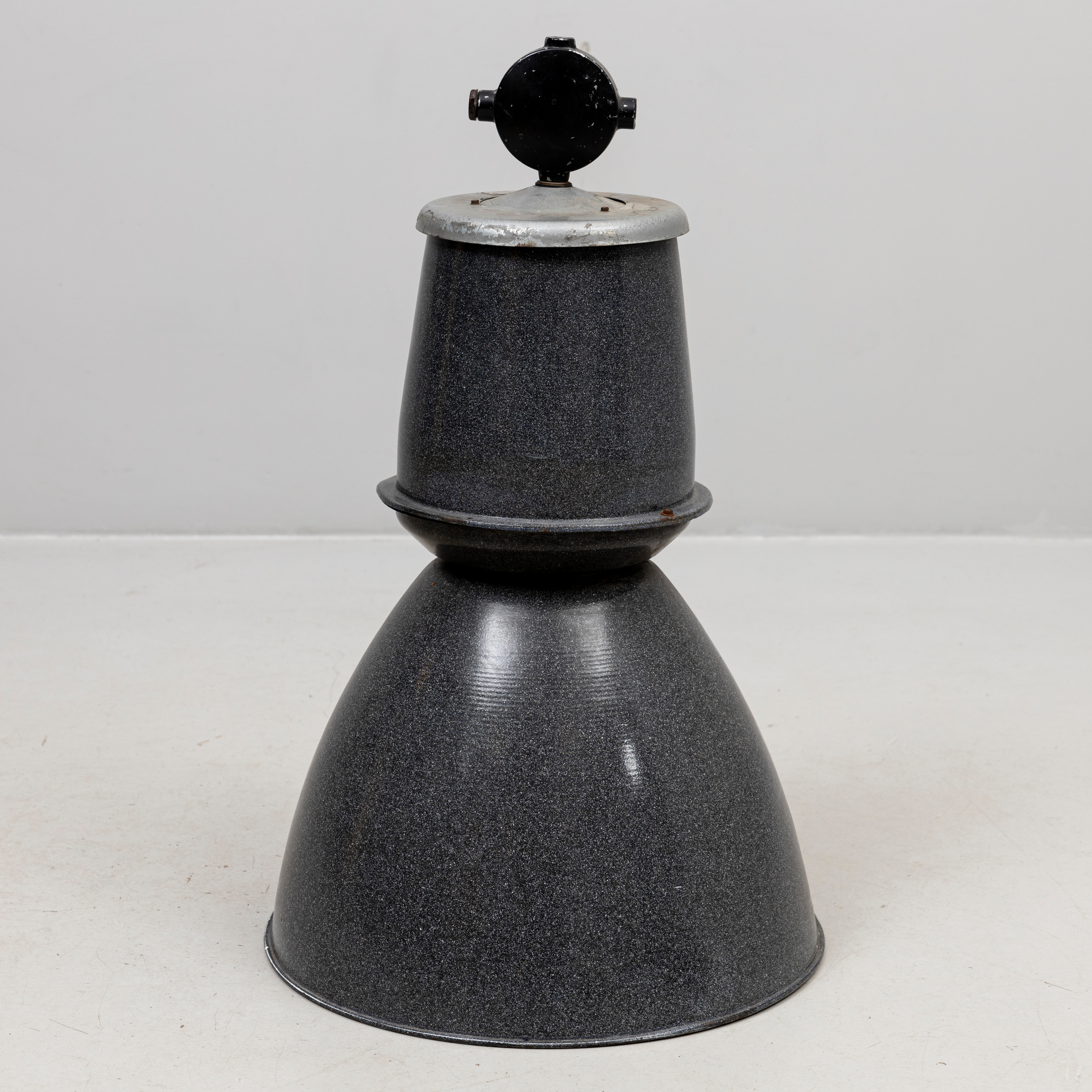 INDUSTRILAMPA, emaljerad plåt, 1900-talets mitt.