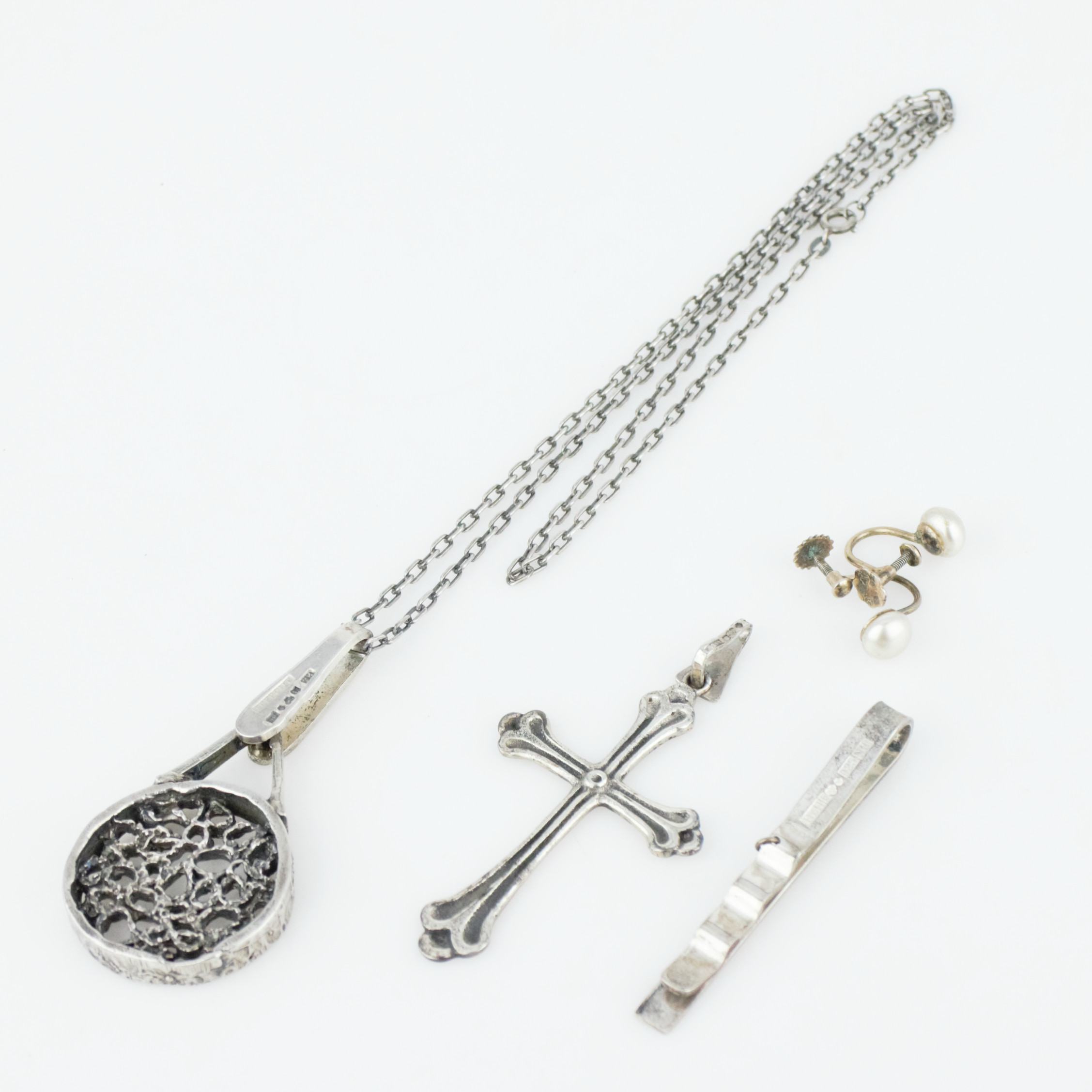 HALSBAND, KORS, ÖRHÄNGEN mm. 6 delar, silver, 1900-tal.