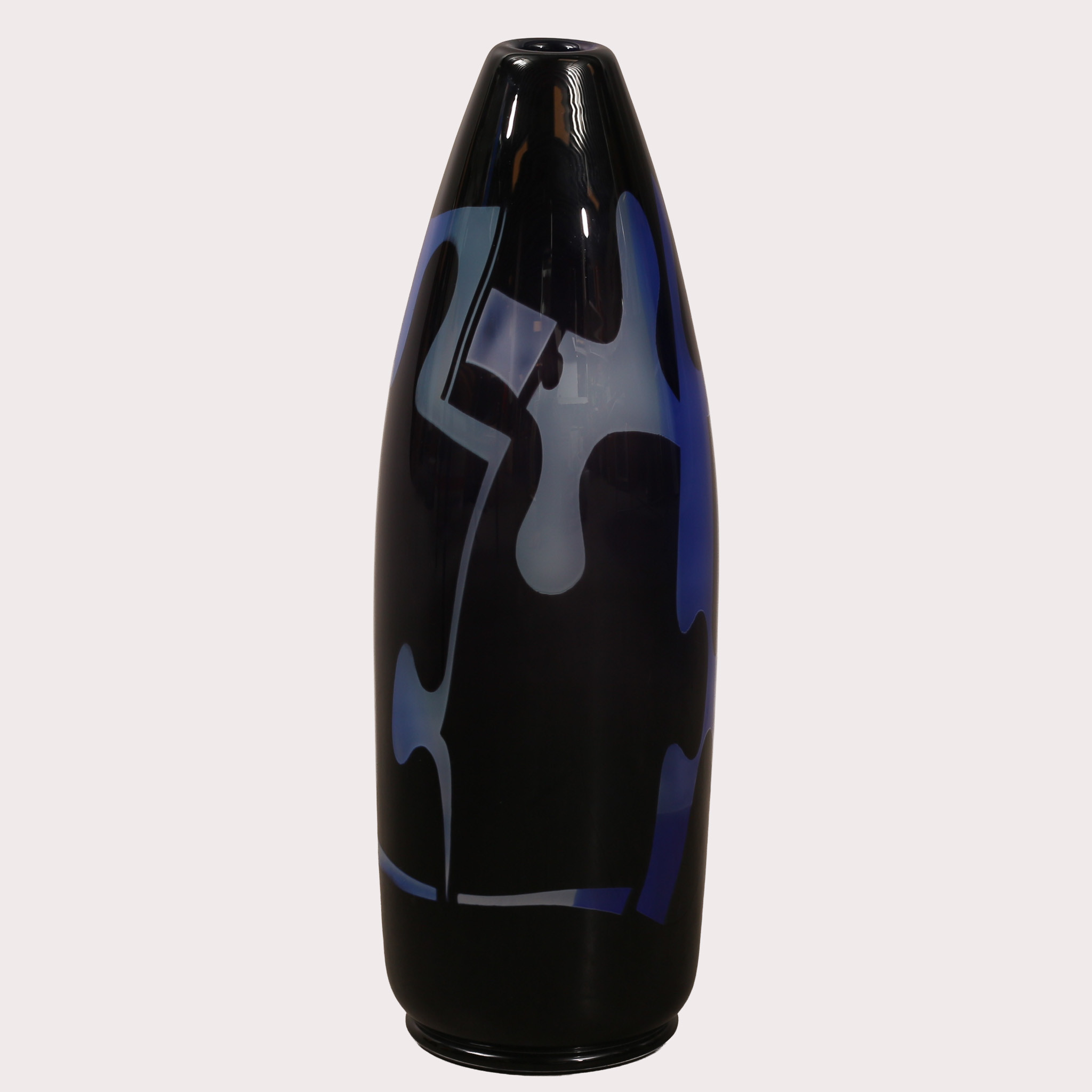 KLAS-GÖRAN TINBÄCK 1951-. Glasvas med motiv av sittande människor i silluetter. Blått och lila underfång, signerad. Unikat år 1990.