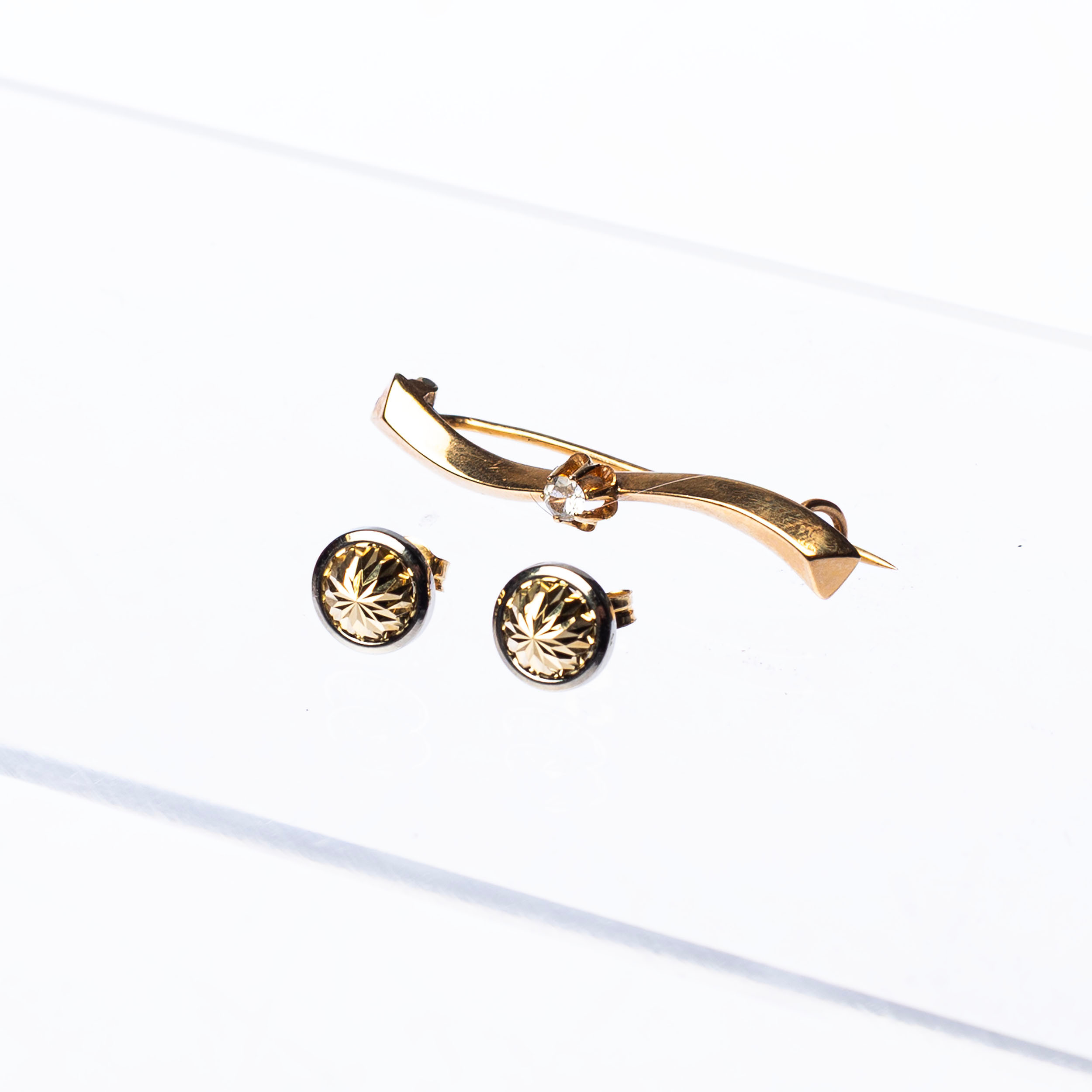 SMYCKEN, 3 delar, brosch & örhängen, 18 k guld, 2.27 g.