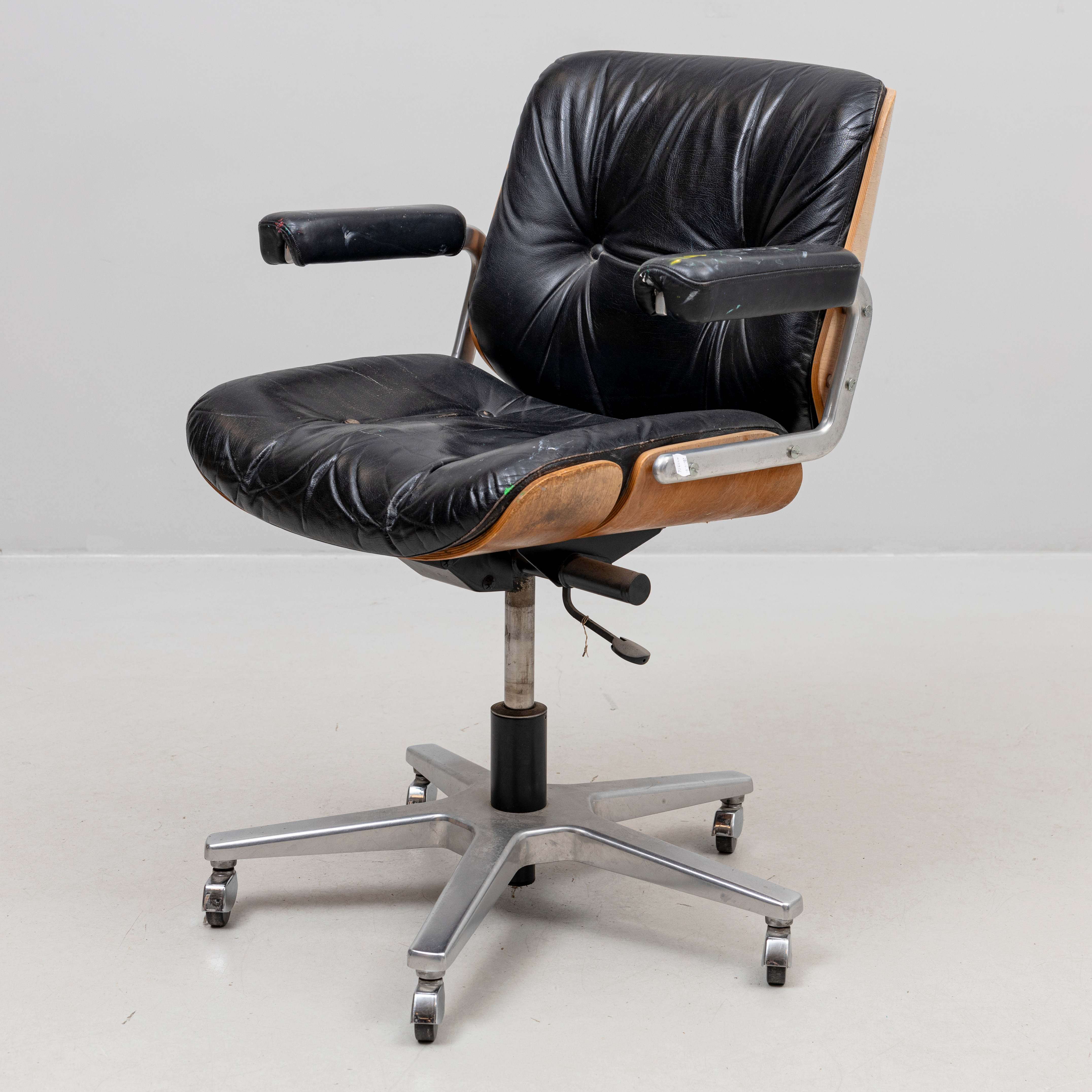 KONTORSSTOL, valnöt och metall, klädsel av skinn. Martin Stoll, Giroflex, 1900-talets andra hälft.