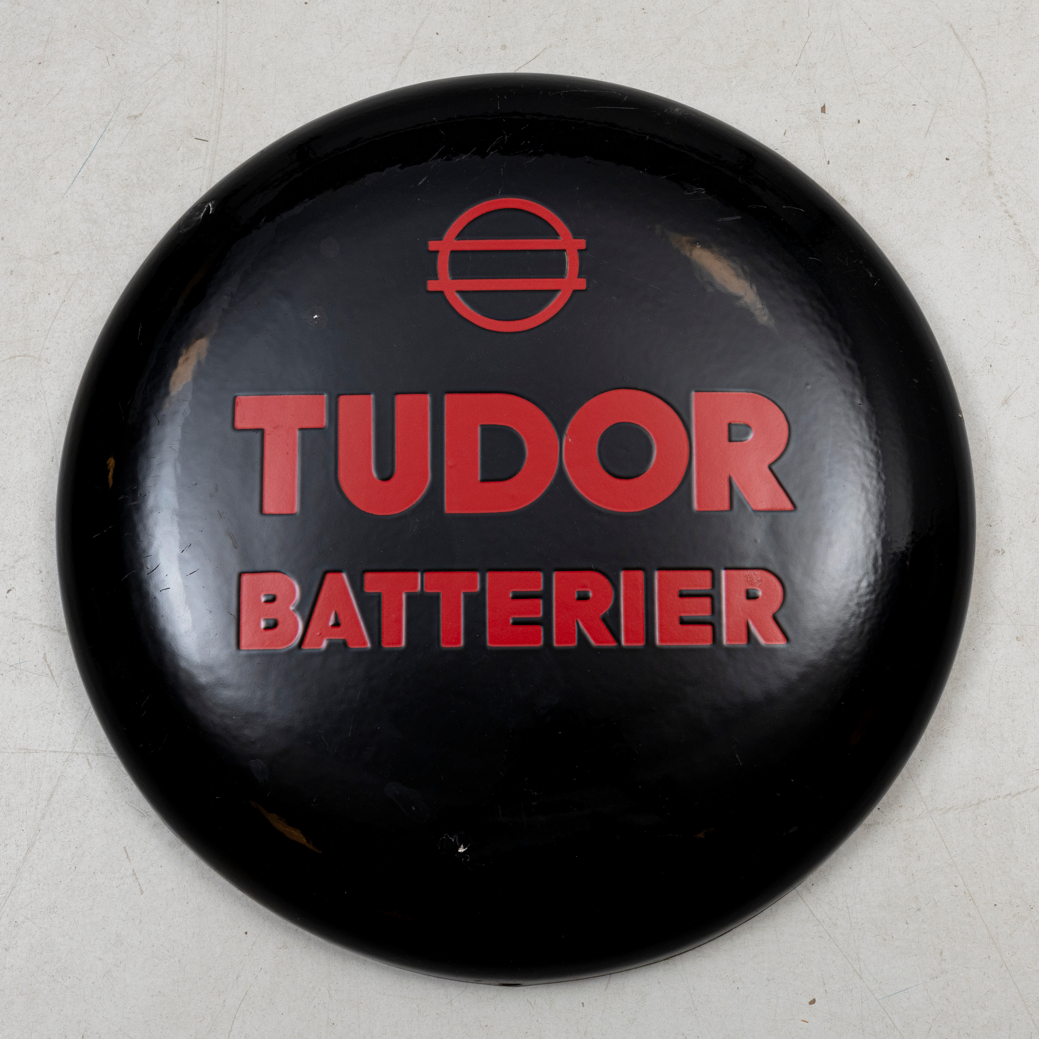 EMALJSKYLT, Tudor Batterier, 1900-talets mitt.