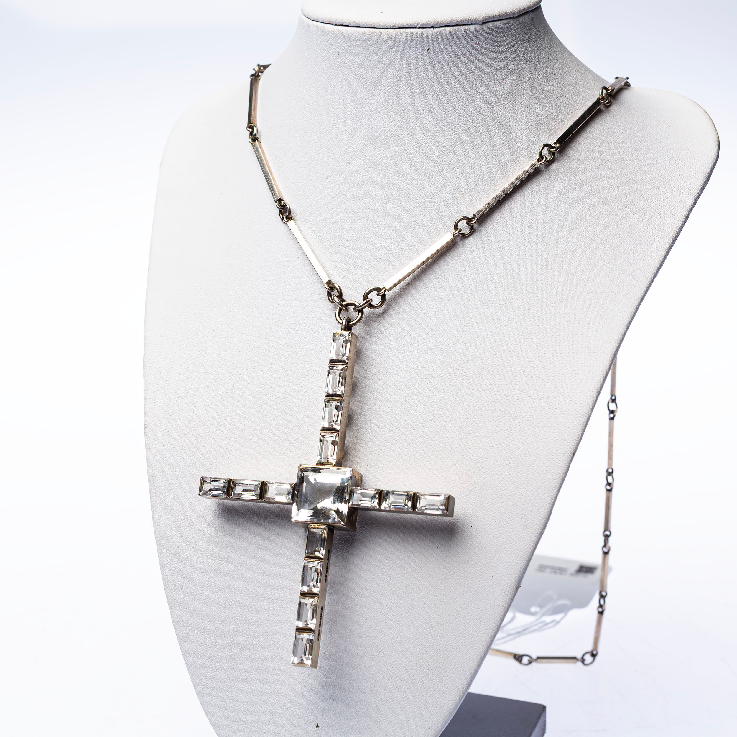 WIWEN NILSSON. COLLIER, Sterlingsilver och bergkristall form av kors, Lund 1940.