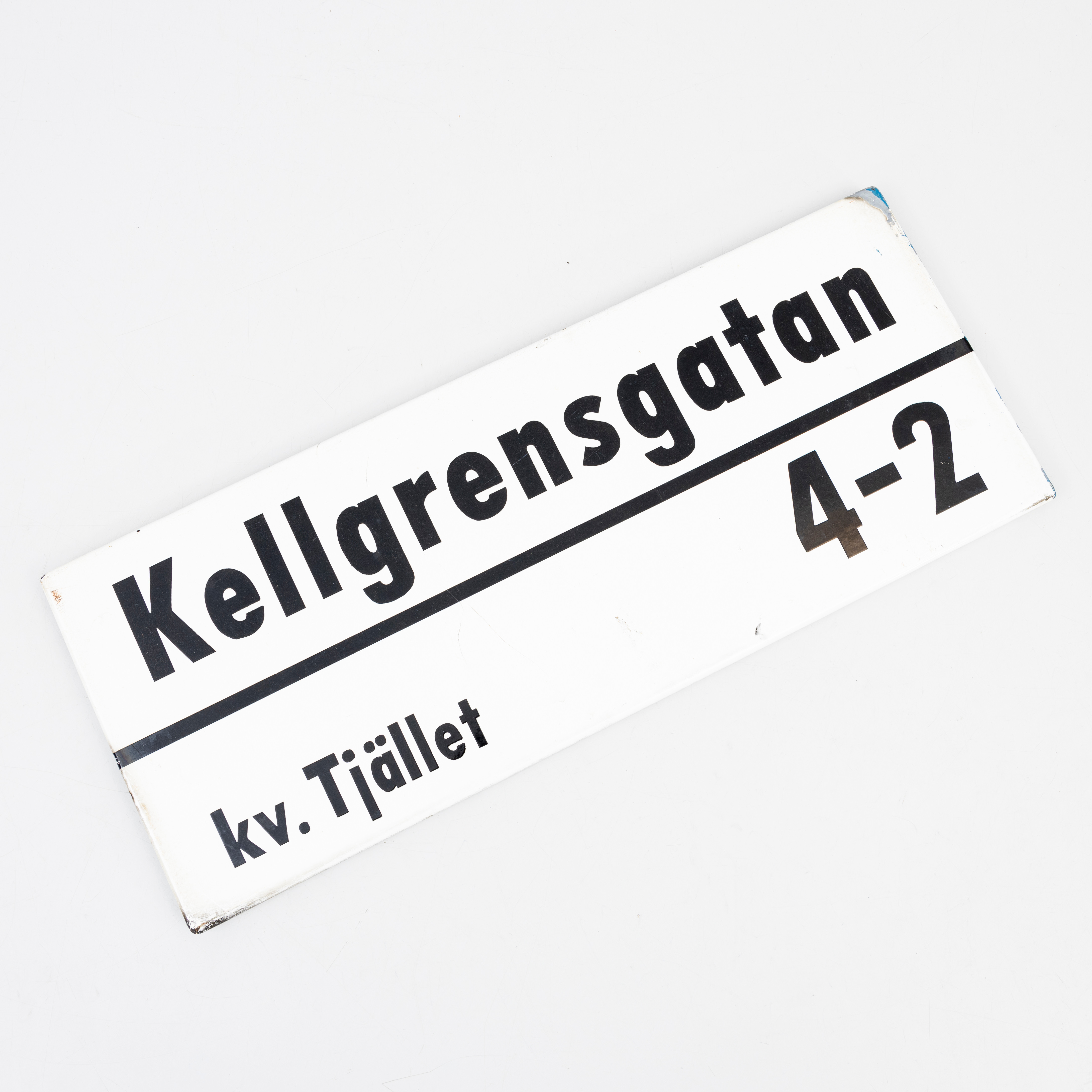 GATUSKYLT, emaljerad plåt, Kellgrensgatan 4-2, Kv Tjället, 1900-talets andra hälft.