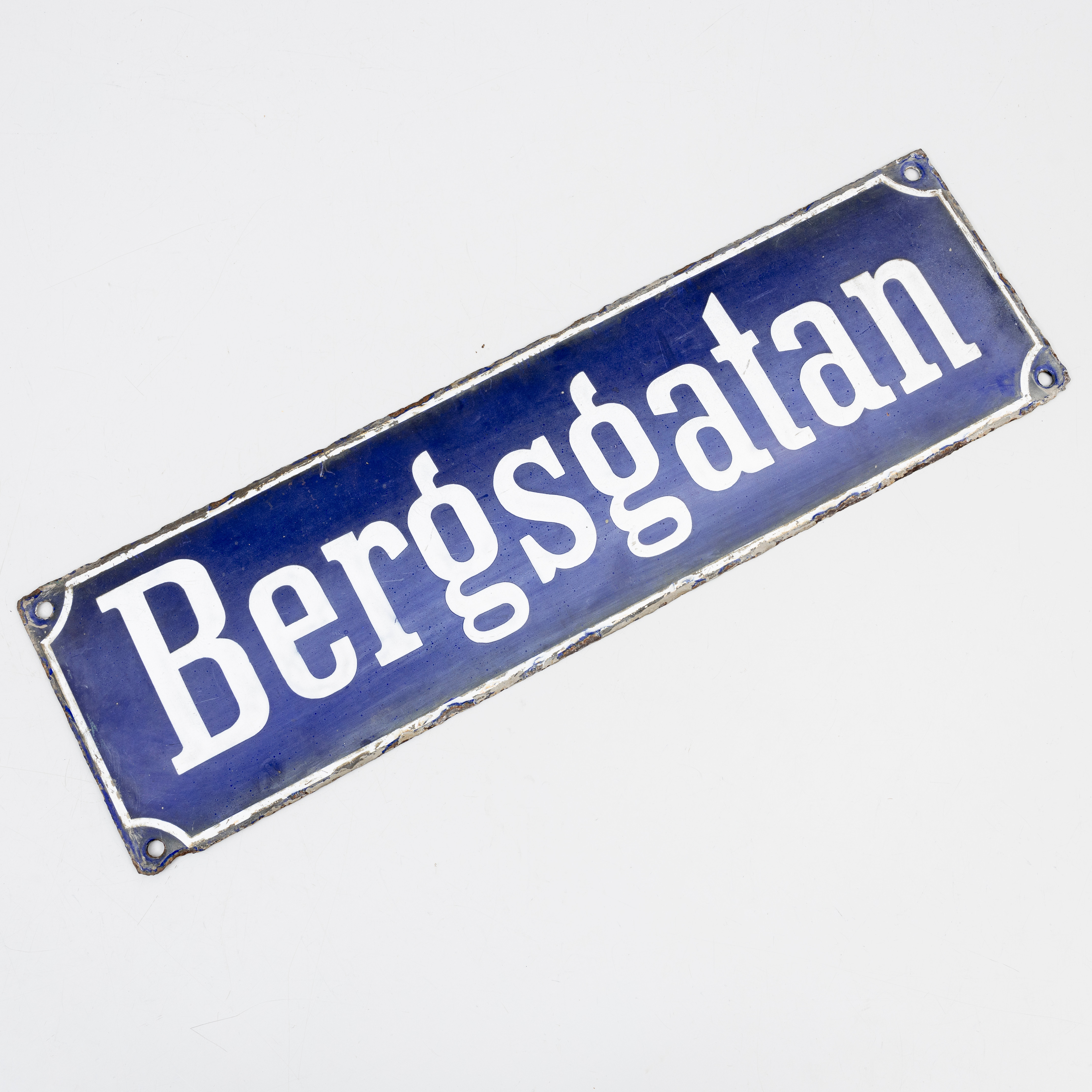 GATUSKYLT, emaljerad plåt, "Bergsgatan, 1900-talets andra hälft.