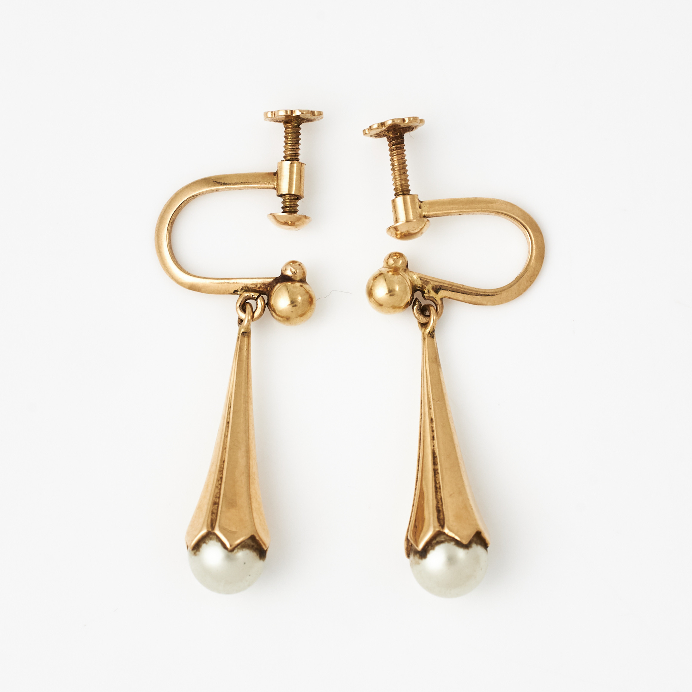 ÖRHÄNGEN, 1 par, 18 k guld, droppformade och avslut med pärlimitationer, skruvsystem.