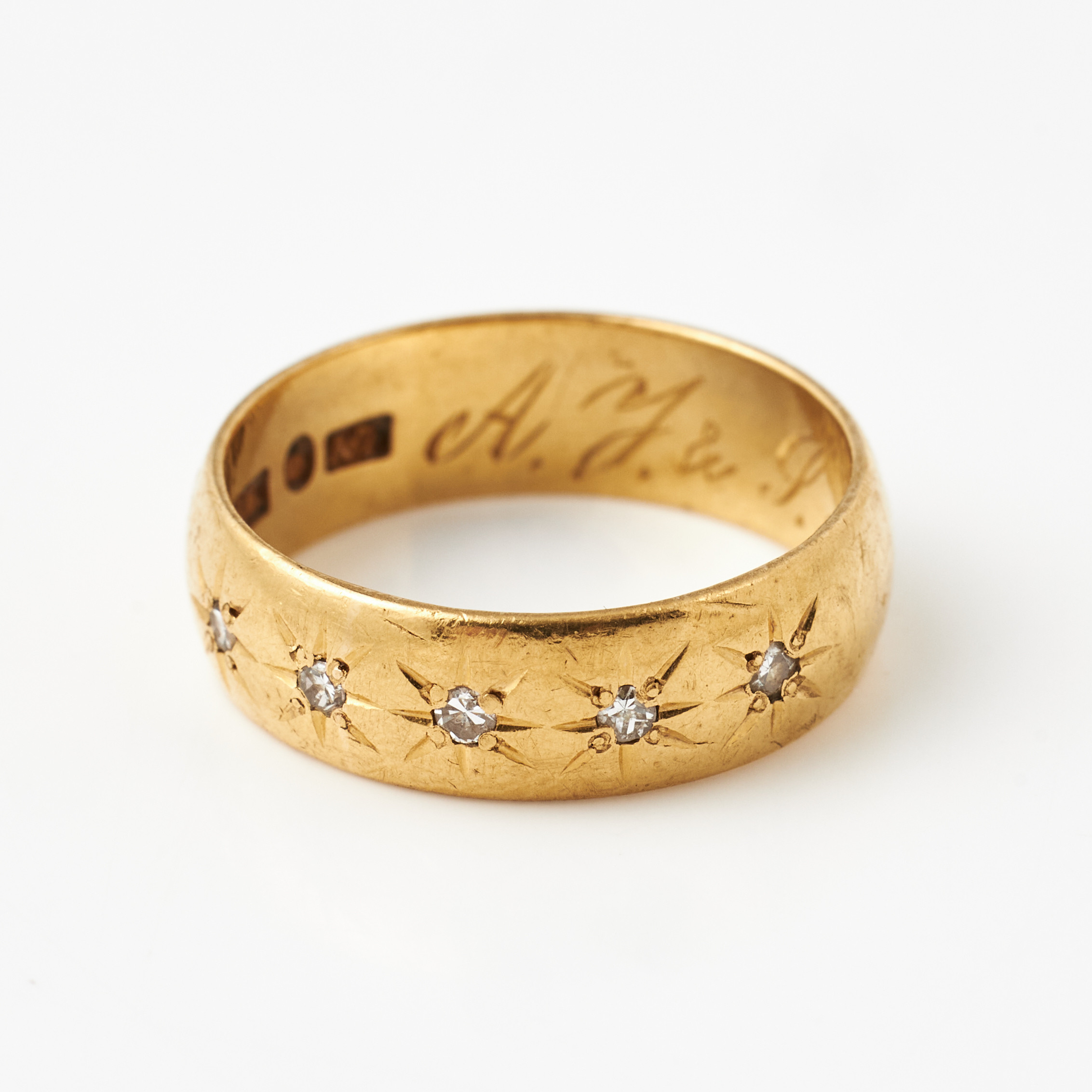 RING, 23 k guld, dekor med 5 små åttkantslipade diamanter, svenska stämplar, 1900-talets början.