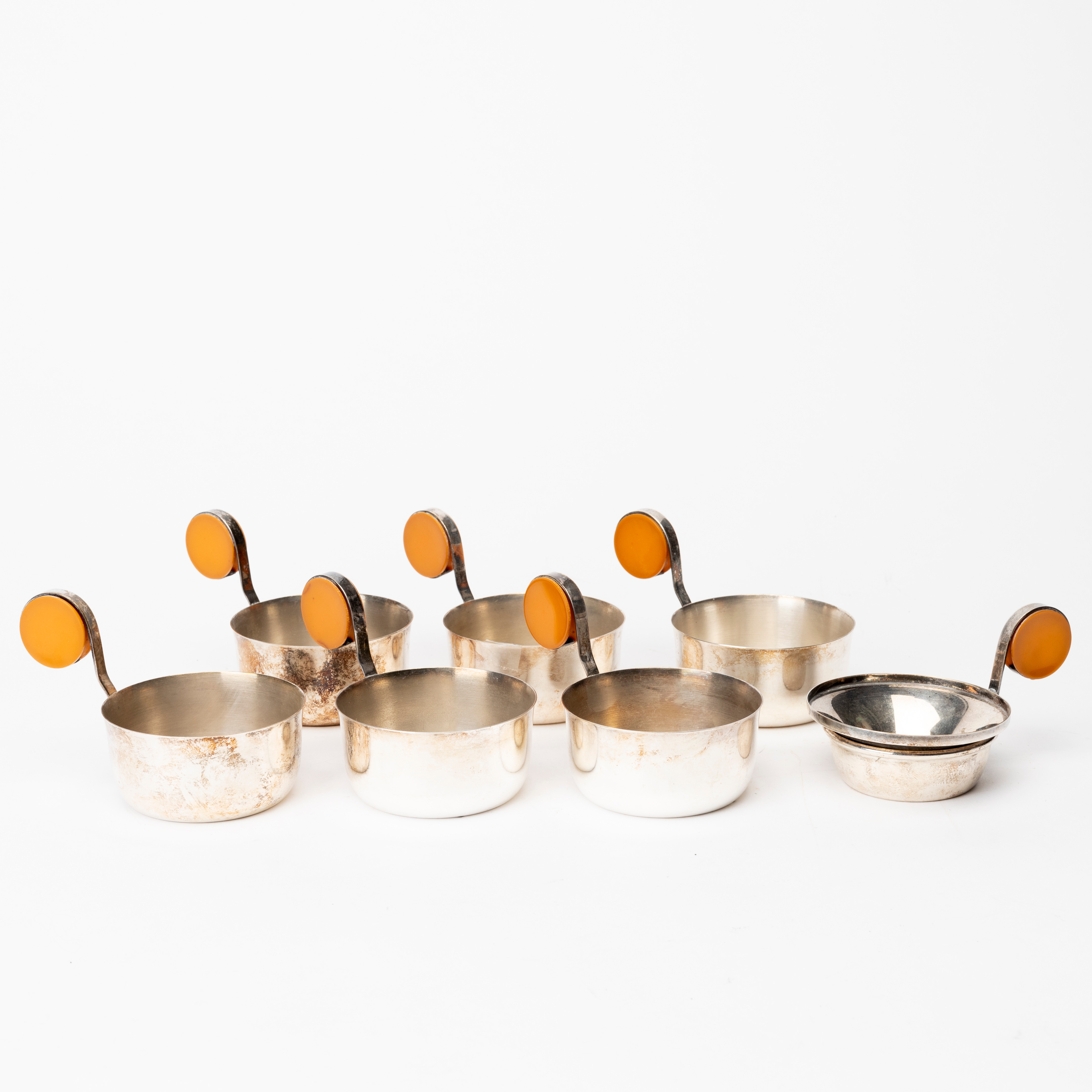 TEKOPPAR samt TESIL, 7 delar, ljus metall, och plast, 1900-talets andra hälft.