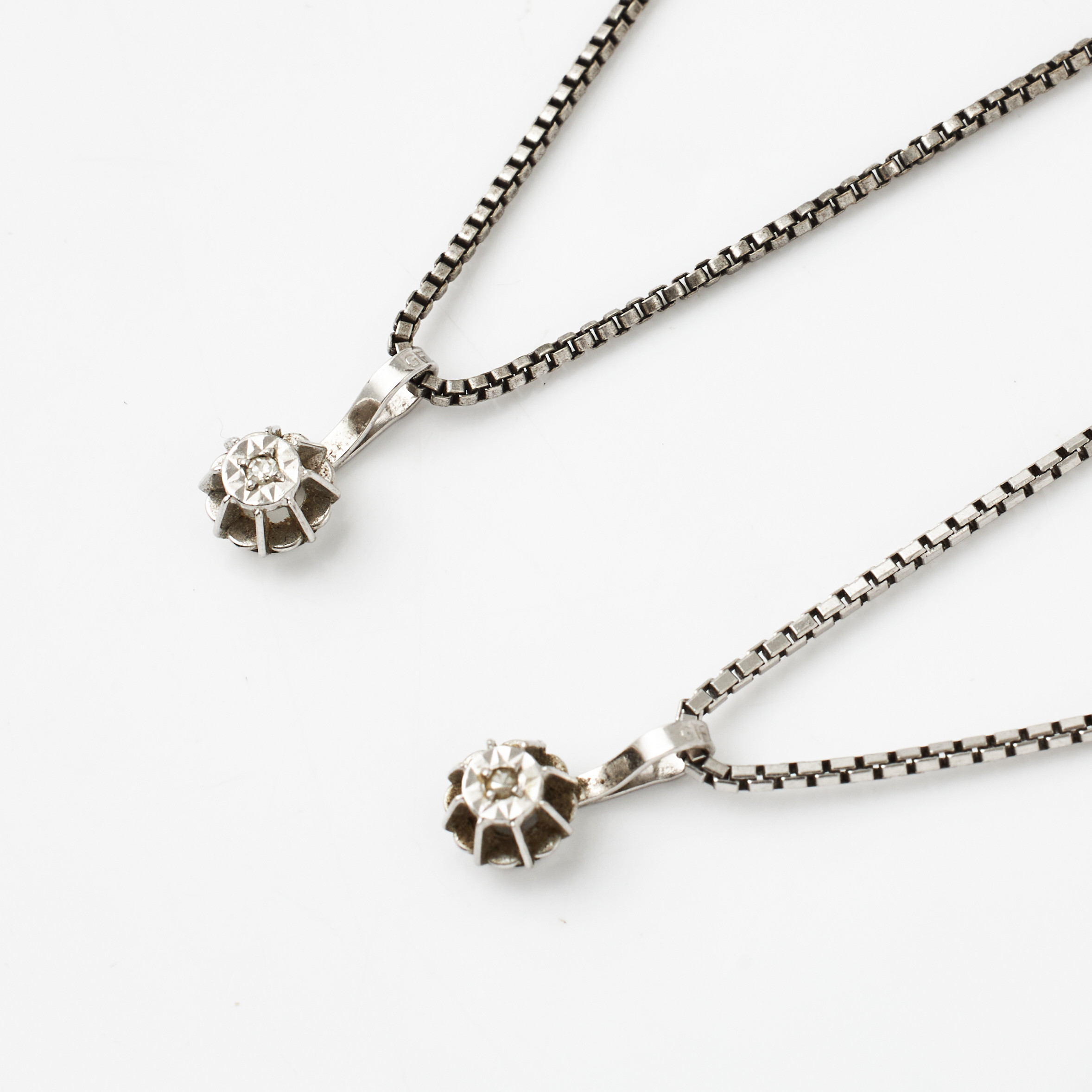 HÄNGEN, 2 st., 18 k vitguld, dekor med 2 små åttkantslipade diamanter, KEDJOR, 2 st., silver, venetianska.