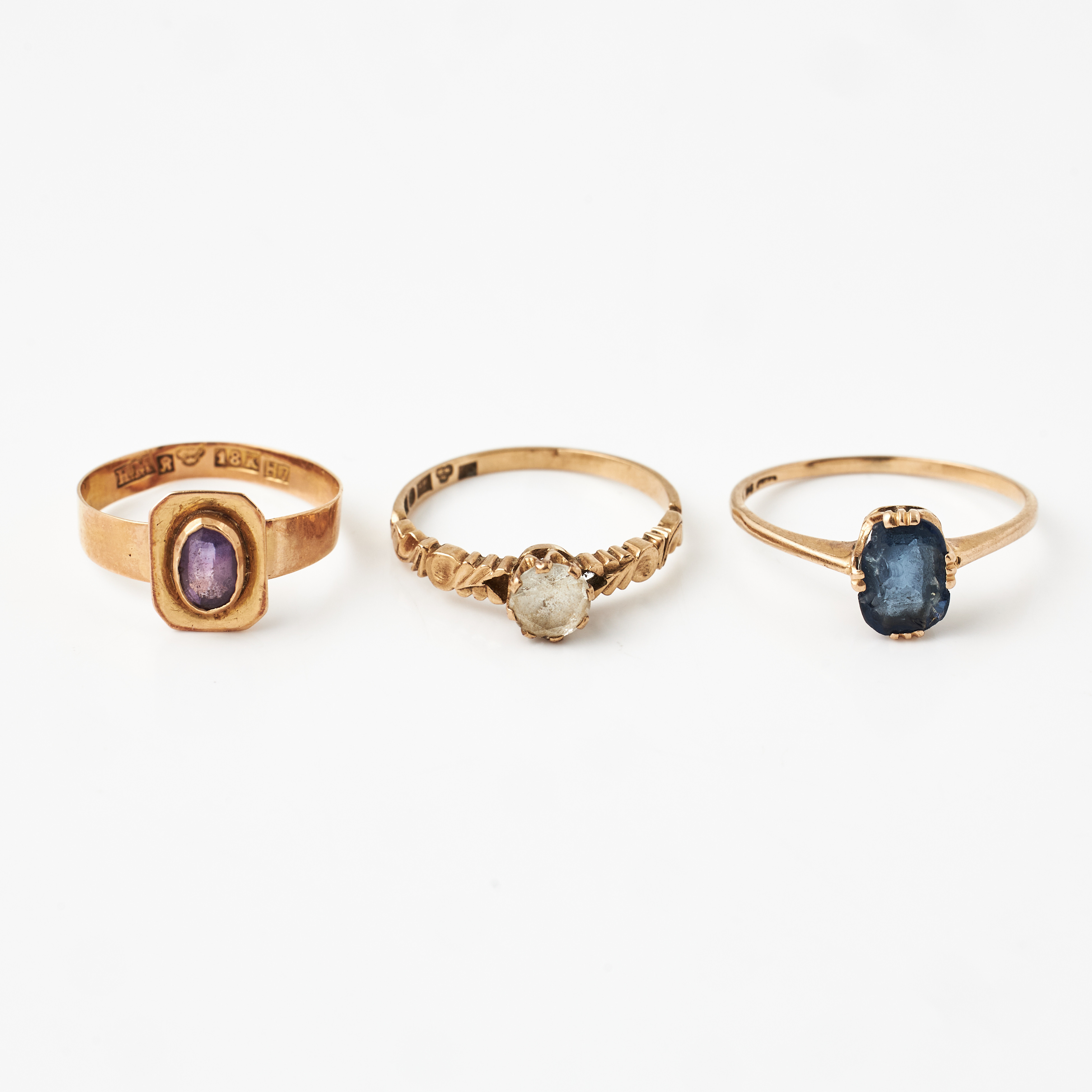 RINGAR, 3 st., 18 k guld, varav en med fasettslipad ametsit, stämplad Hildur Moberg, Köping 1910 resp. med vit sten och blå glassten, svenska tillverkarstämplar.