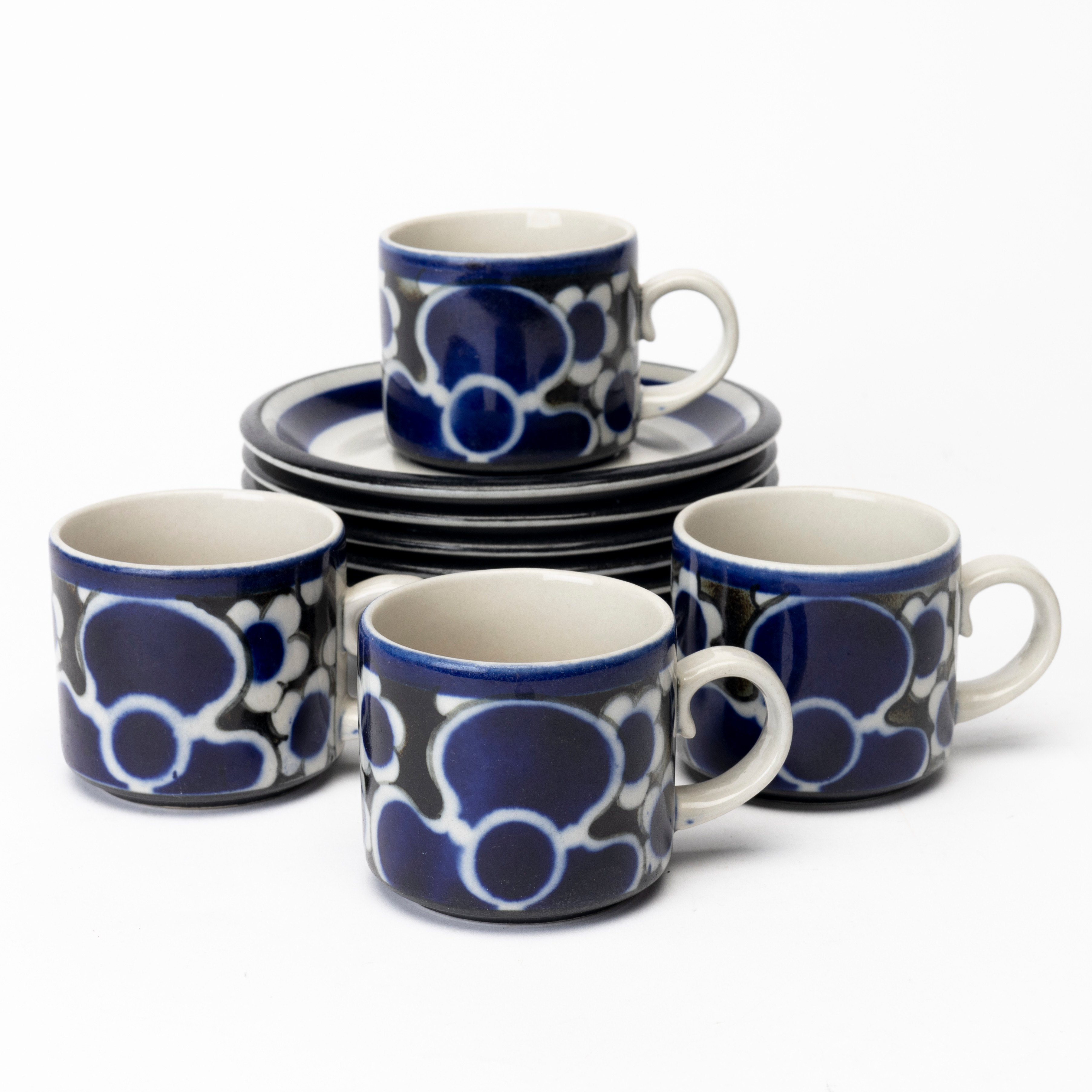 ANJA JAATINEN-WINQVIST. Kaffekoppar med fat, 4 set, stengods, "Saara", Arabia, Finland.