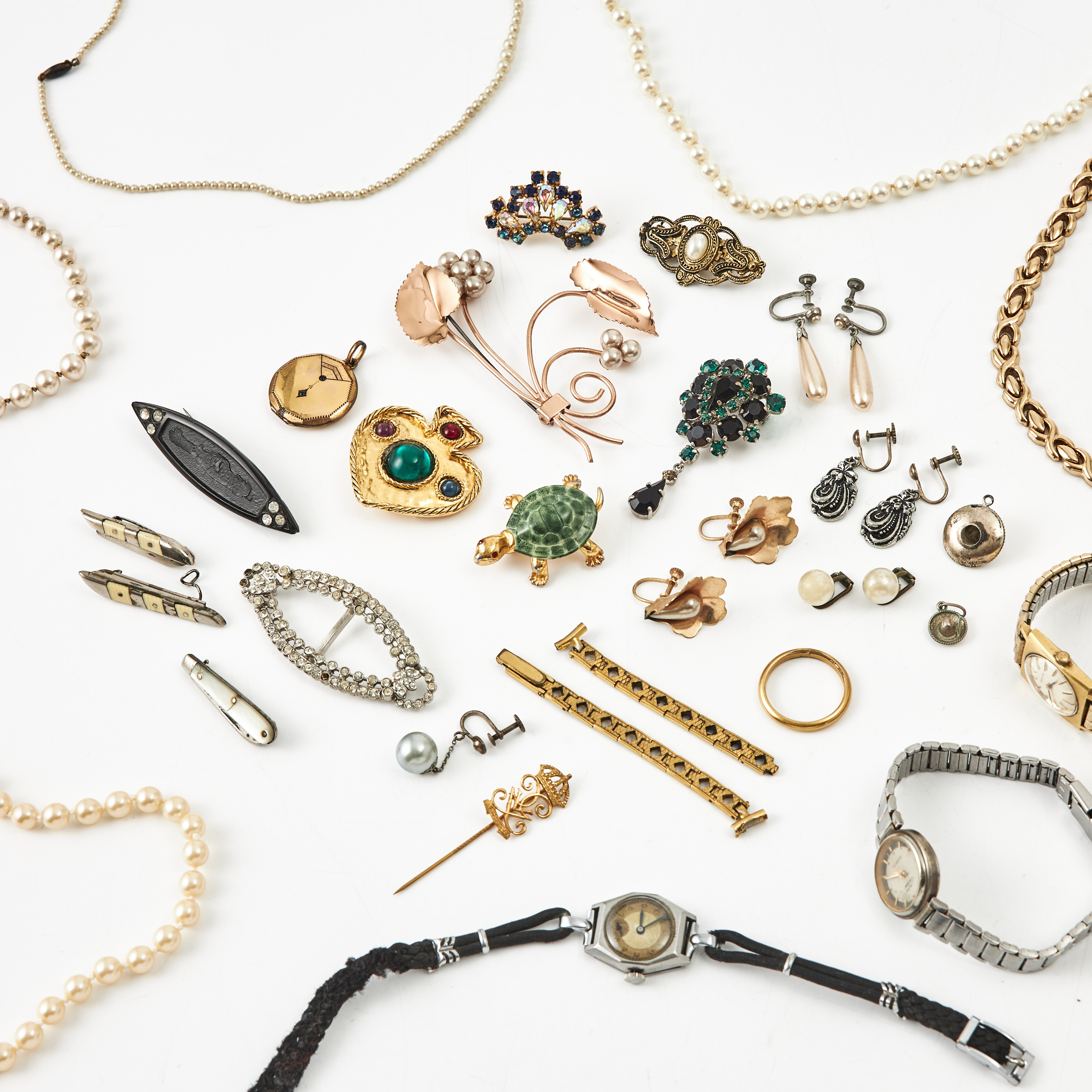 BIJOUTERIER, medaljong, jugend, halsband, örhängen, broscher, varav en i form av en sköldpadda, mm, oädel metall.