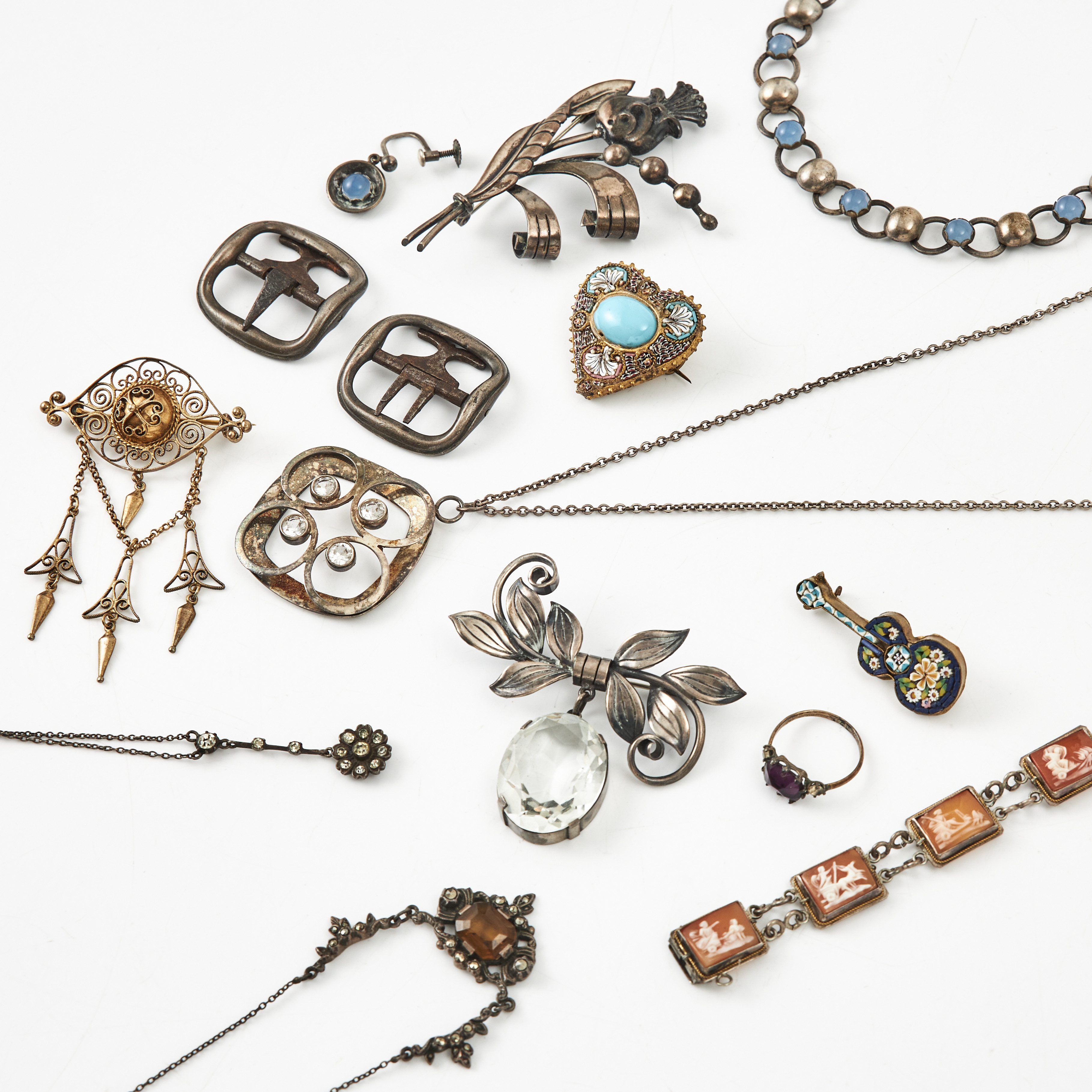 COLLIER, ARMBAND, med kaméer, skuret snäckskal föreställande antikiserande motiv, BROSCHER, HALSBAND, SKOSPÄNNEN, 1 par, silver, BROSCHER, 2 st., oädel metall, mikromosaik.