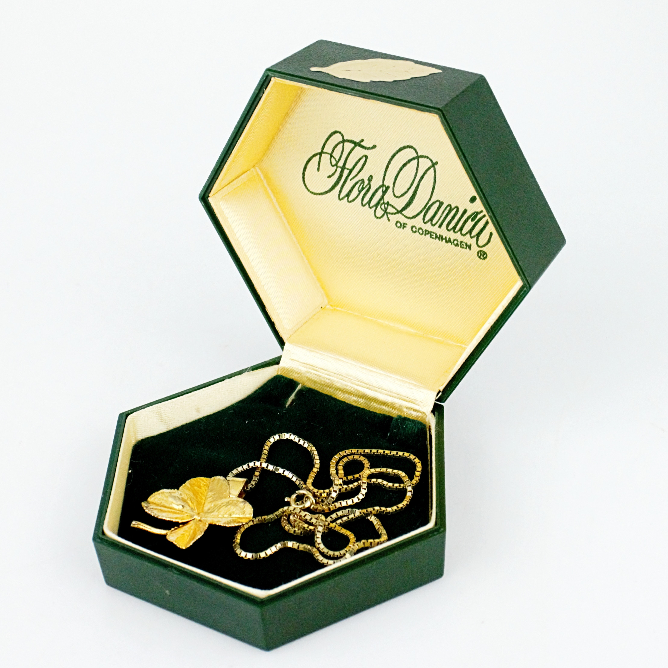 HALSBAND med hänge i form av fyrklöver, förgyllt silver, Flora Danica, Danmark.