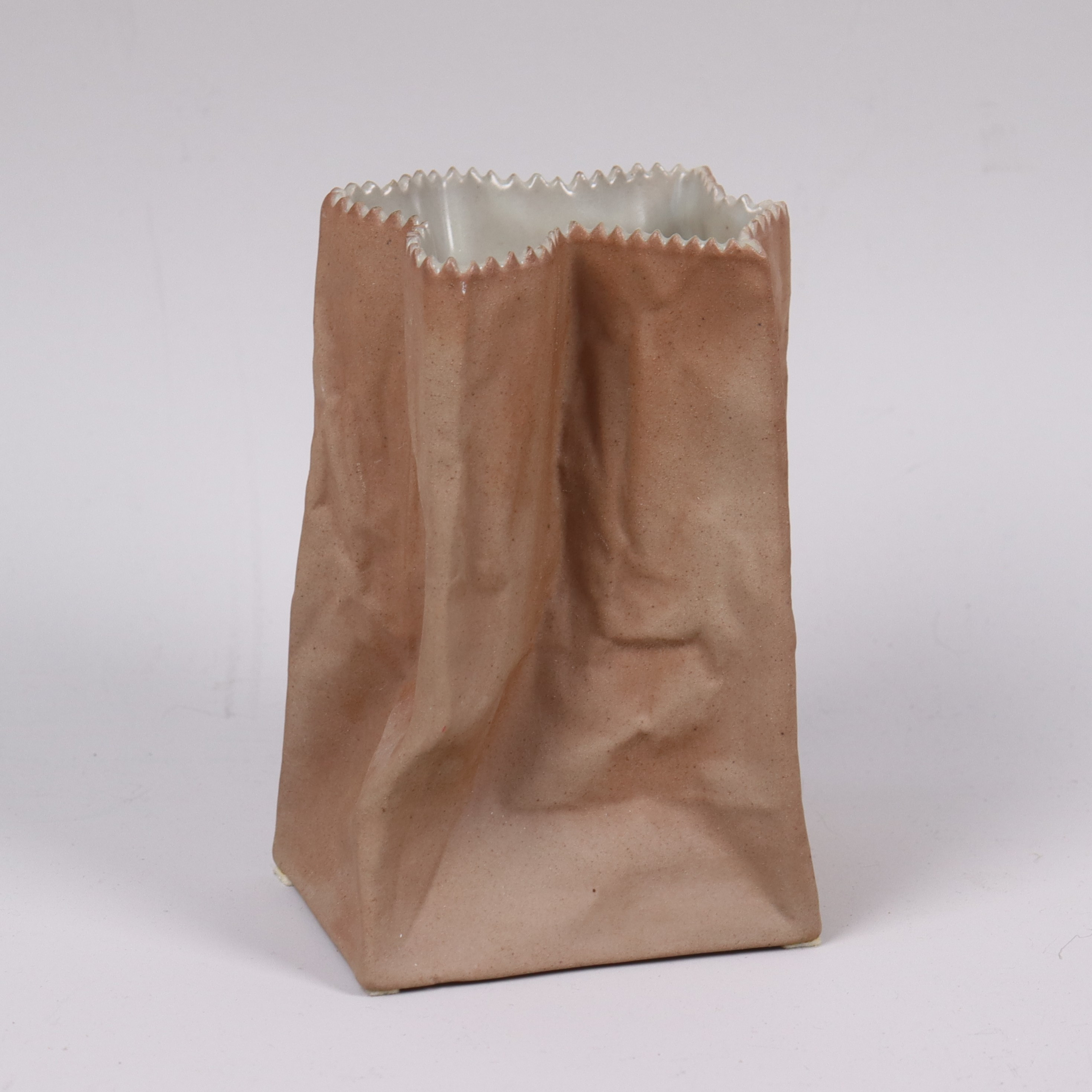TAPIO WIRKKALA. "Paper Bag", Rosenthal, Tyskland, vas i keramik.