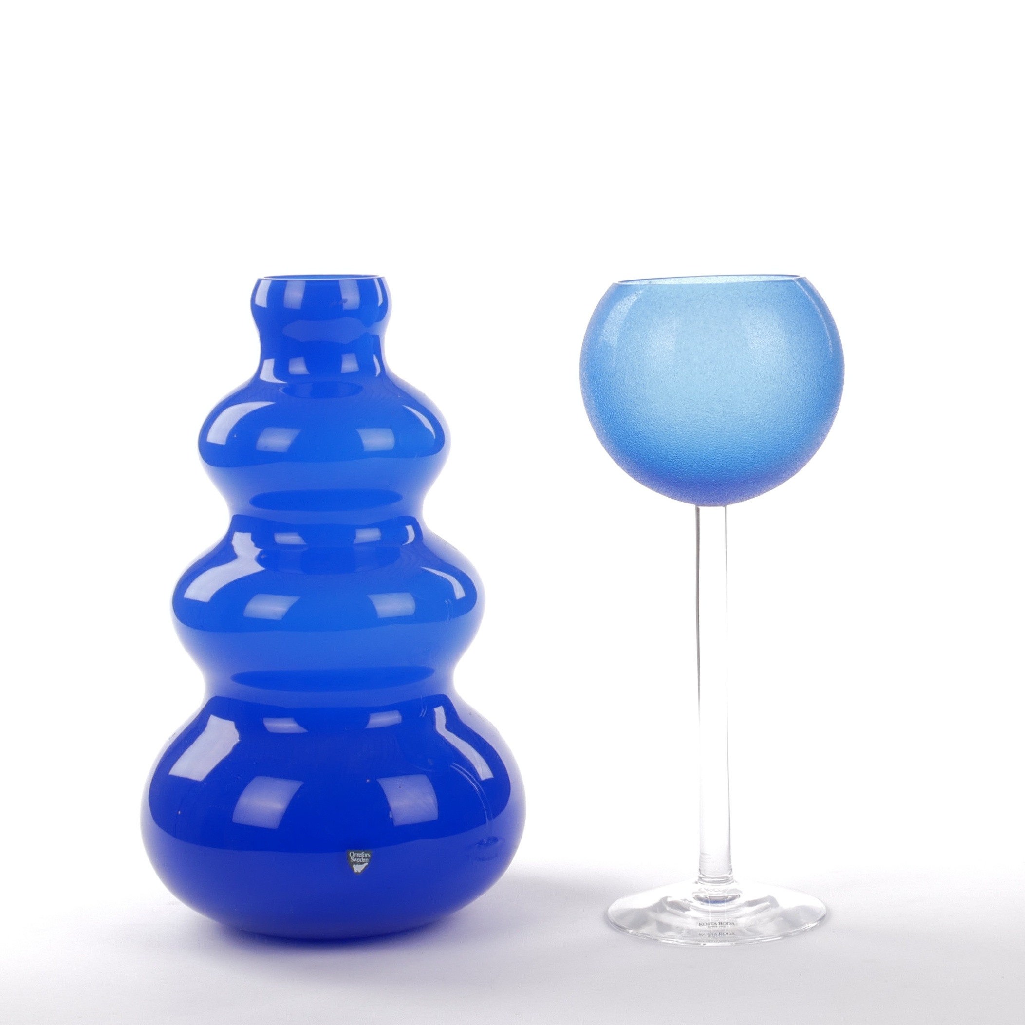 ANNE NILSSON. Vas och ljushållare, blått glas, Orrefors och Kosta Boda.