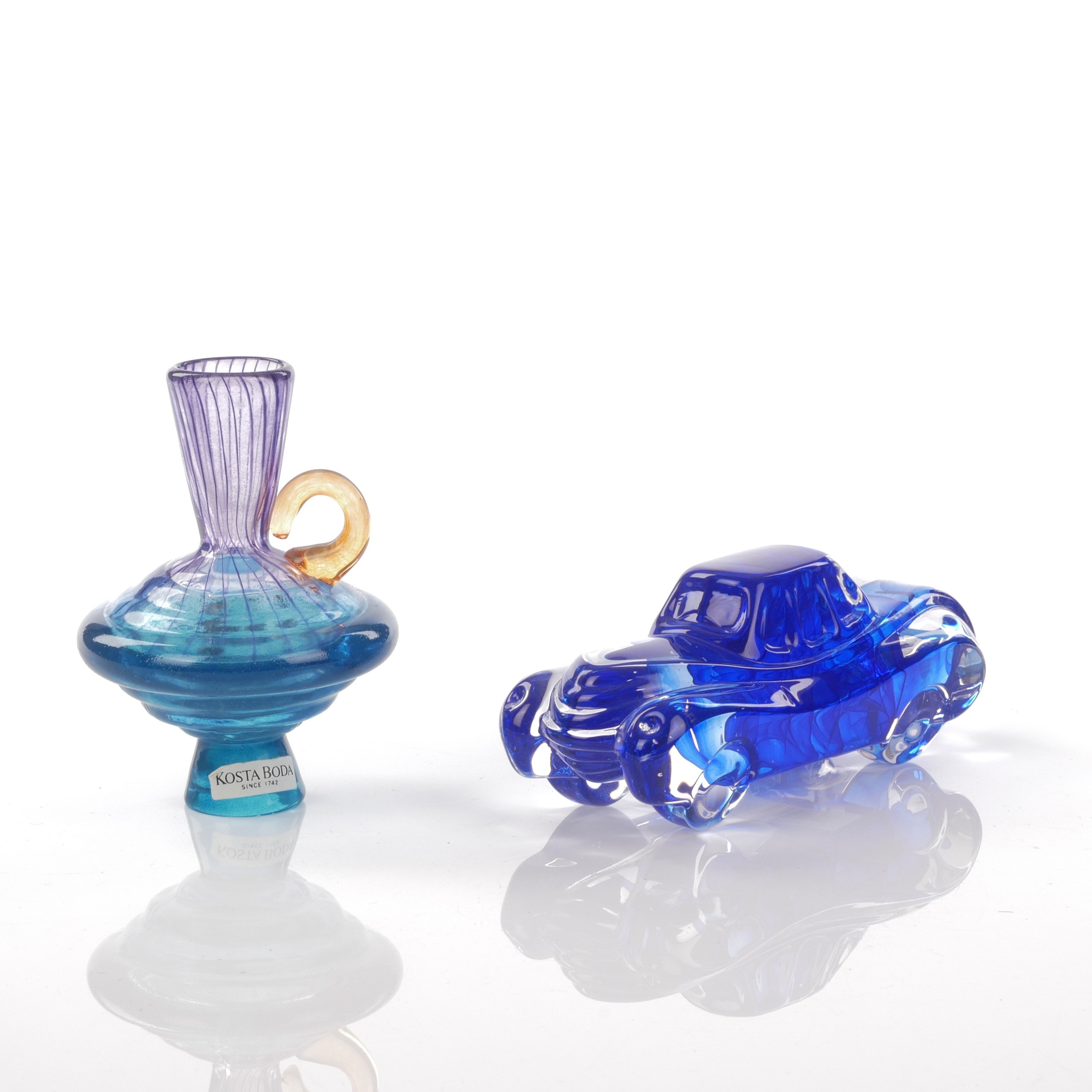 BIL OCH MINIATYRFLASKA, konstglas, Kosta Boda.