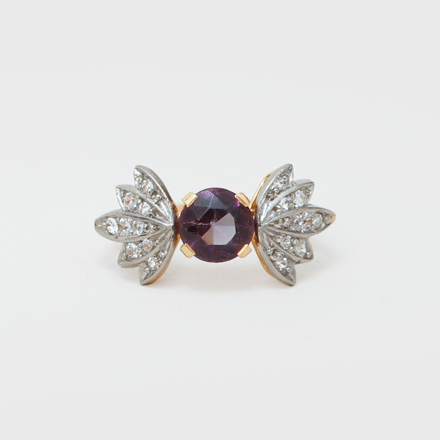 RING, 18k guld, ametist och syntetiska stenar, vikt ca 3 gram, Stigbert, Stockholm.