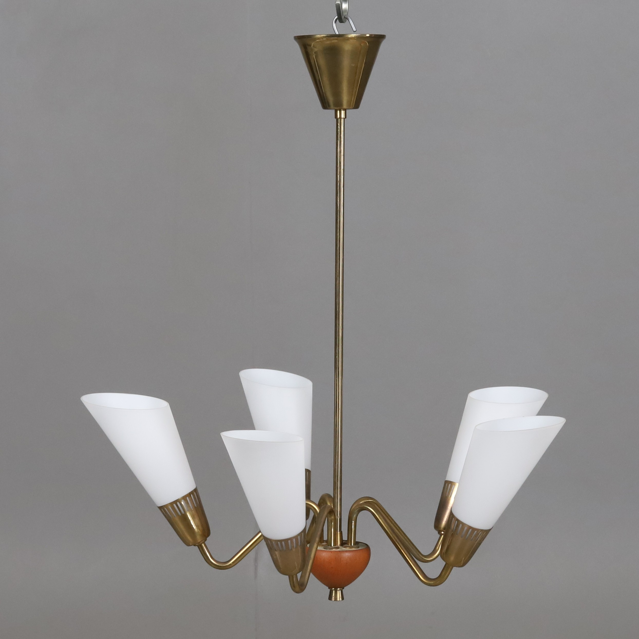 FEMARMAD TAKLAMPA, mässing, trä, glas, 1900-talets andra hälft.