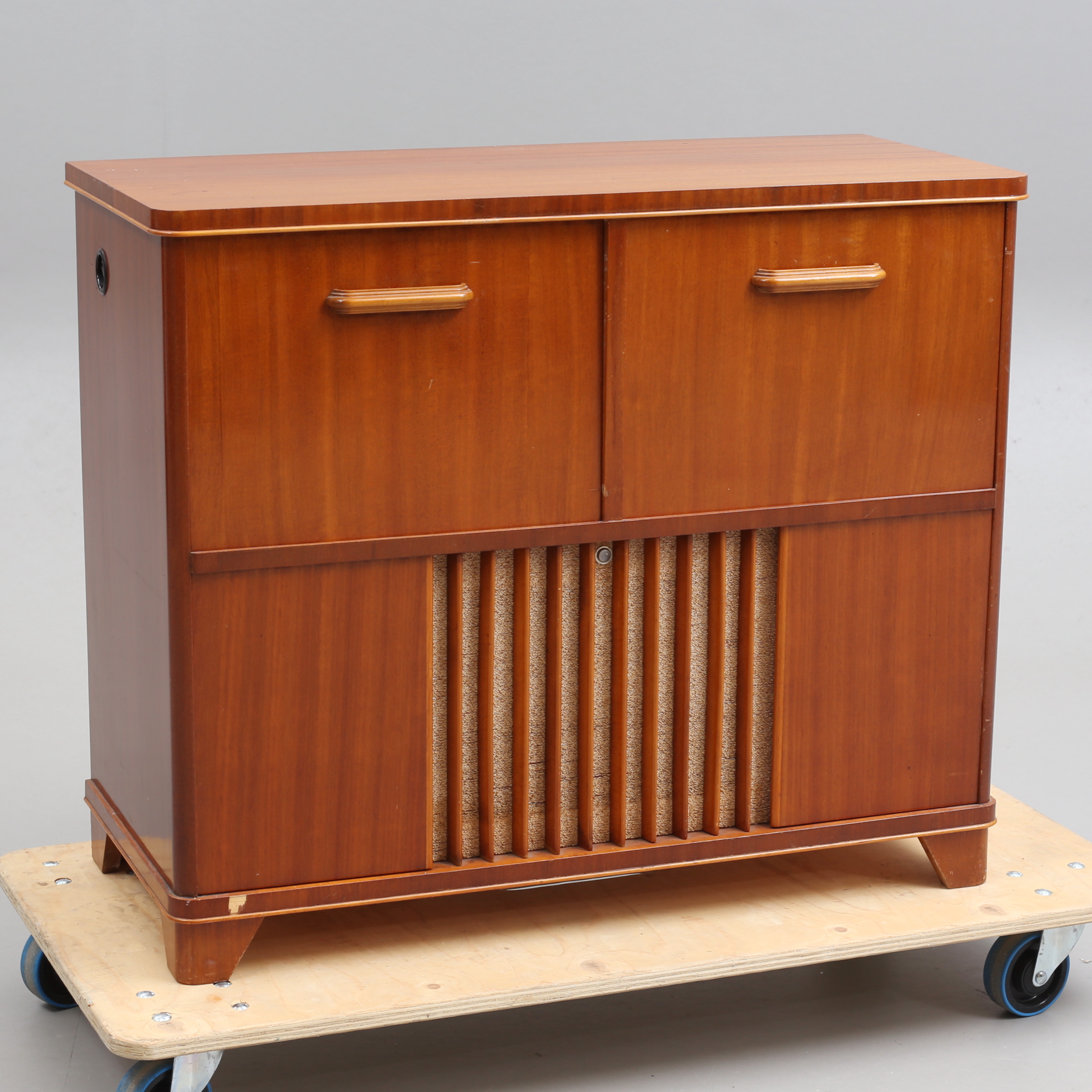 RADIOGRAMMOFON med SKIVSPELARE Philips typ 2975, i musikmöbel, 1900-talets mitt.