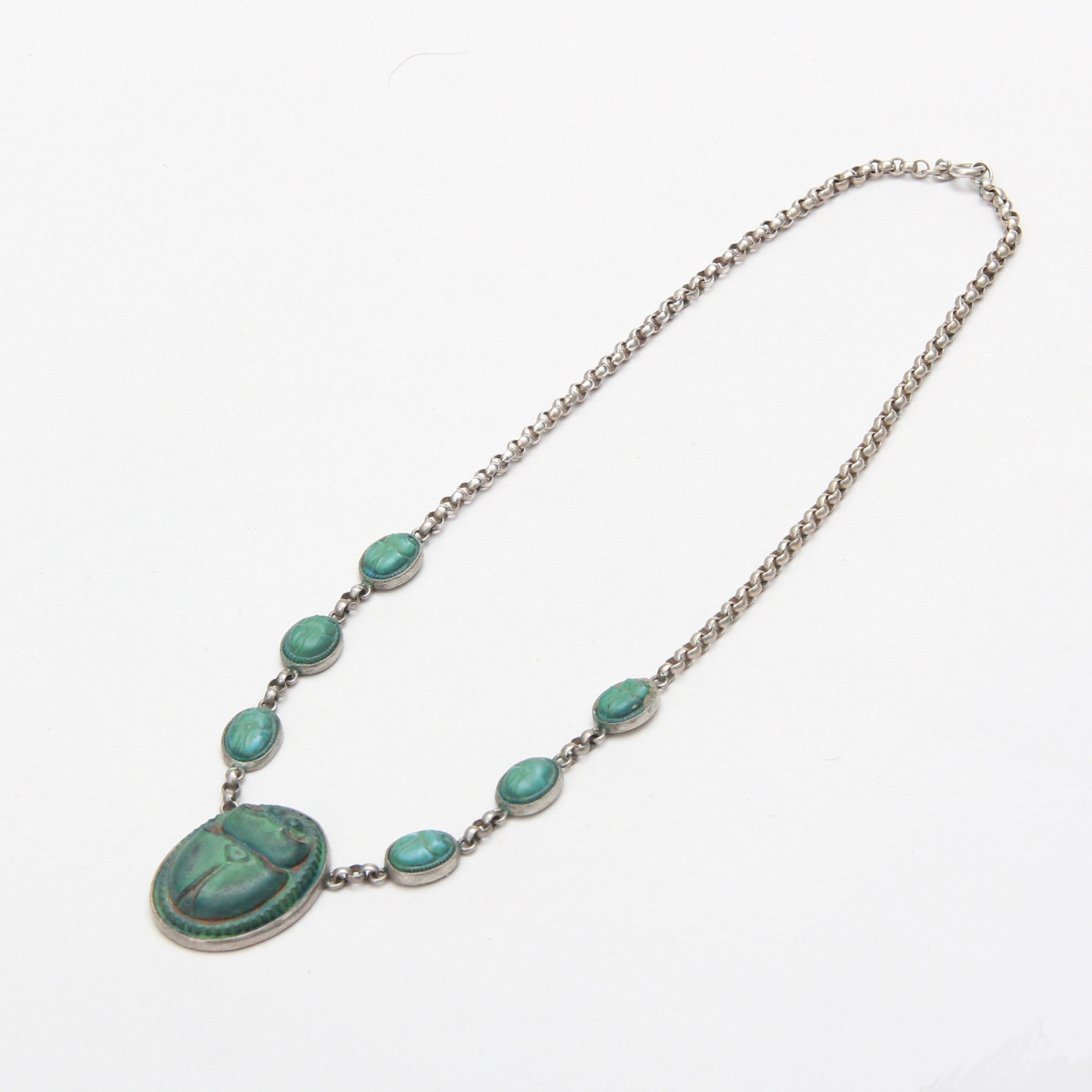 HALSBAND, silver, med scarabéer.