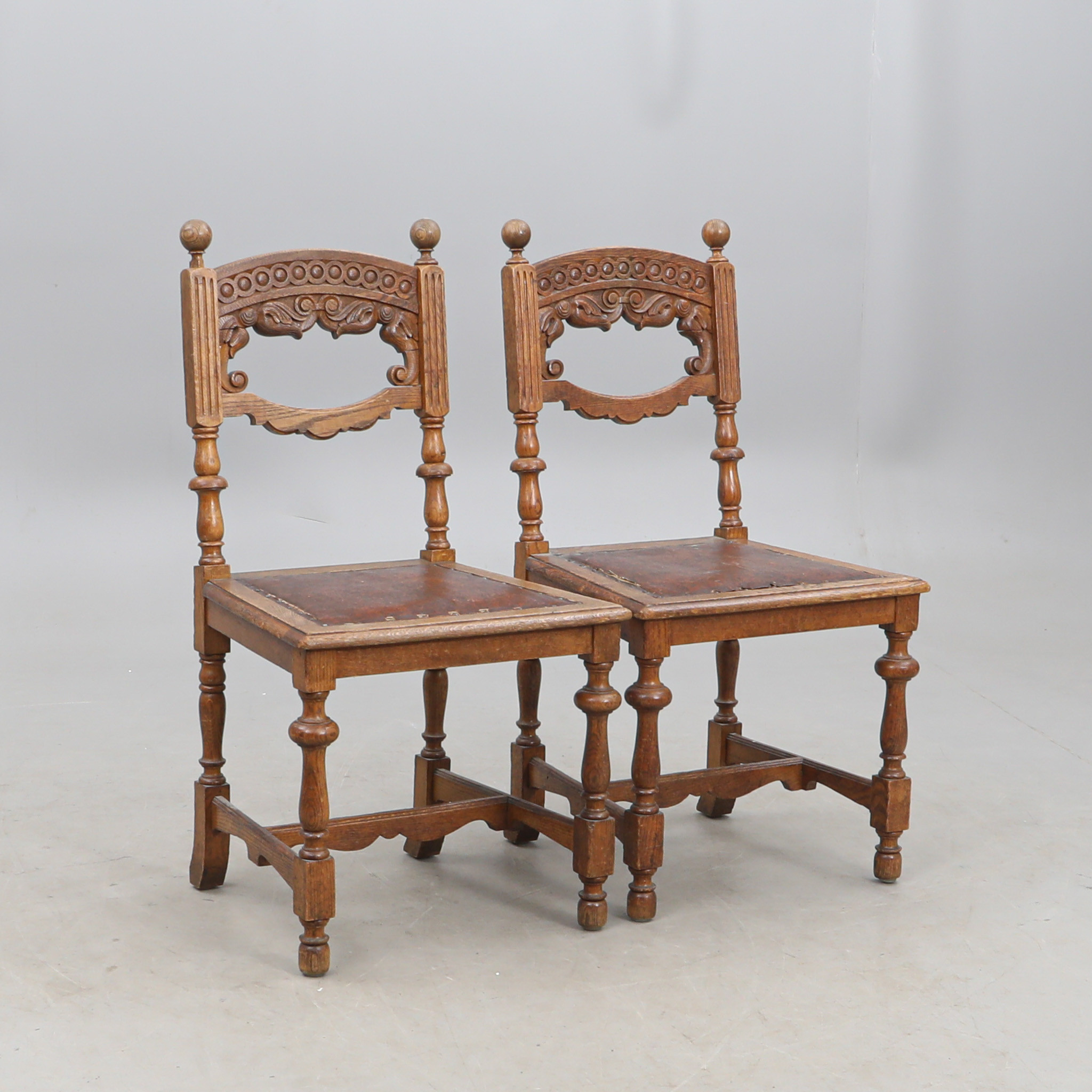 STOLAR, ett par, nyrenässans, snidad dekor.