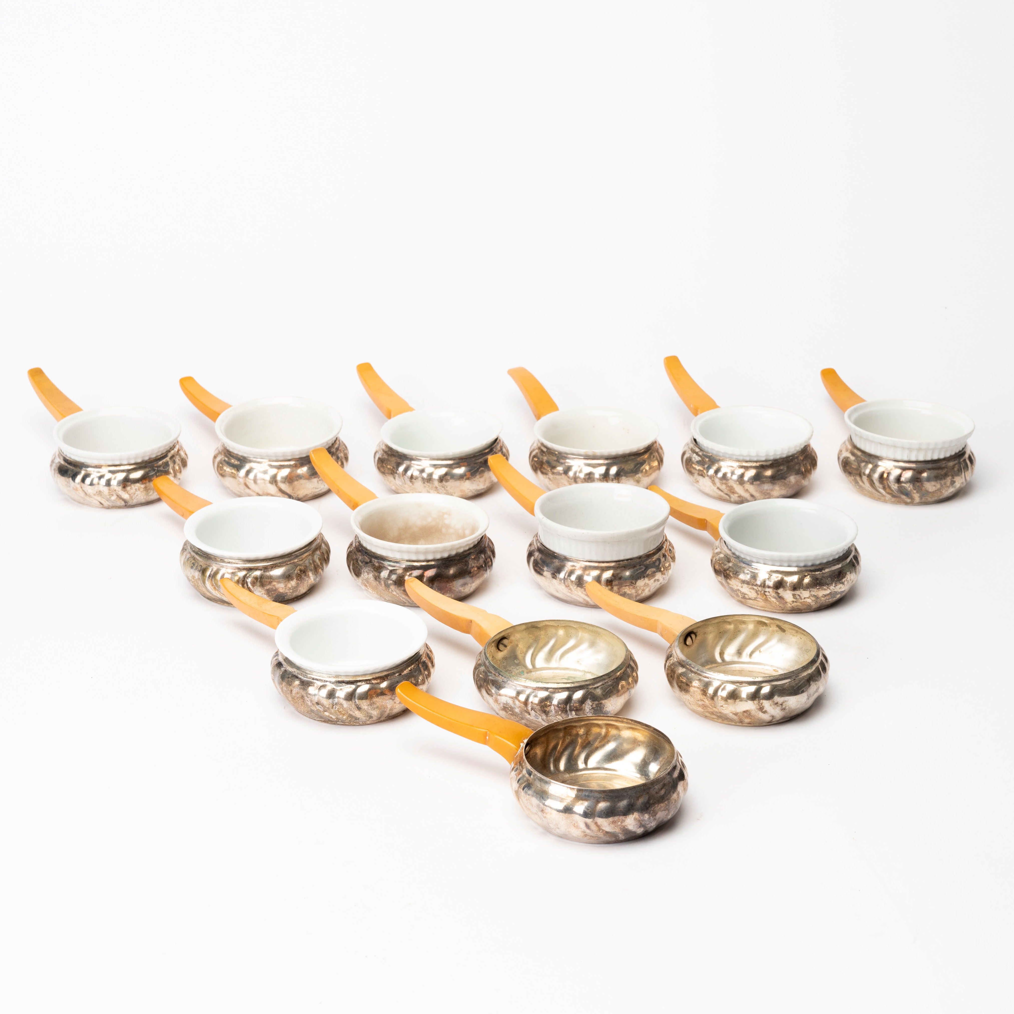 COCOTTEFORMAR med SERVERINGSHÅLLARE, 14 st, porslin, ljus metall och bakelit, Rokoko-stil, 1930-tal.