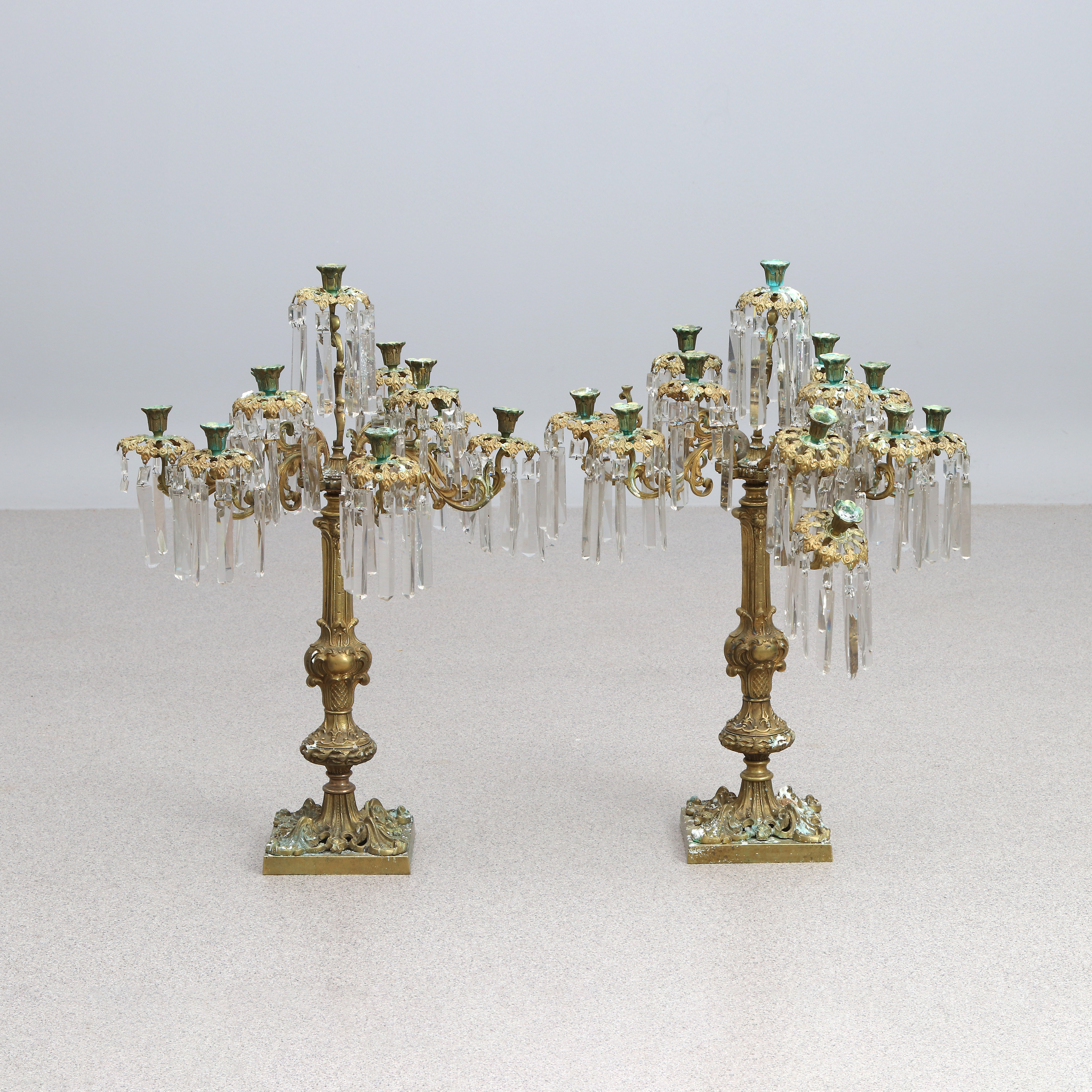 KANDELABRAR, ETT PAR. Mässing med glasprismor. Oscarianska, omkring år 1900.