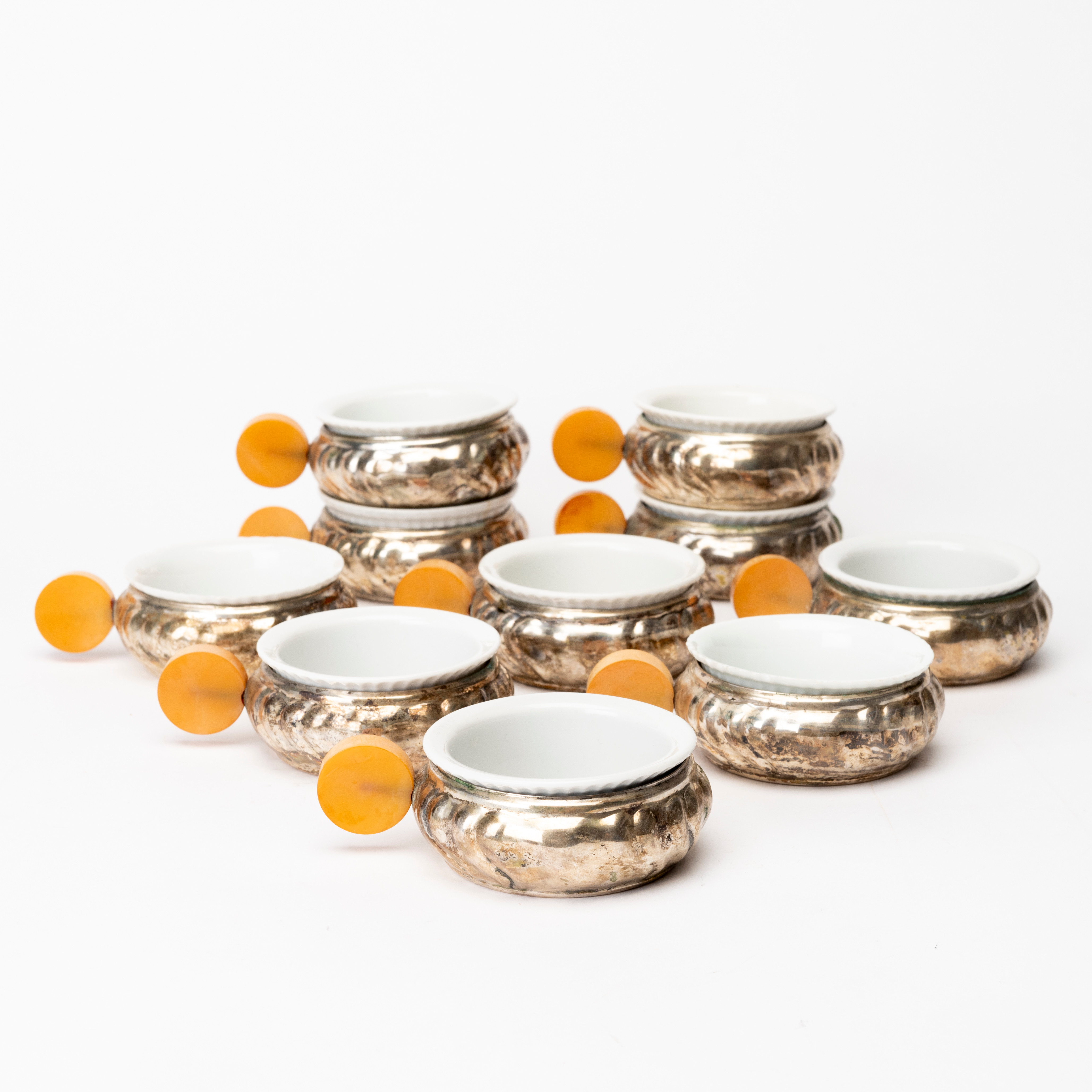 COCOTTEFORMAR med SERVERINGSHÅLLARE, 10 st, porslin, ljus metall samt bakelit, Rokoko-stil, Würtenberg, Tyskland, 1930-tal.