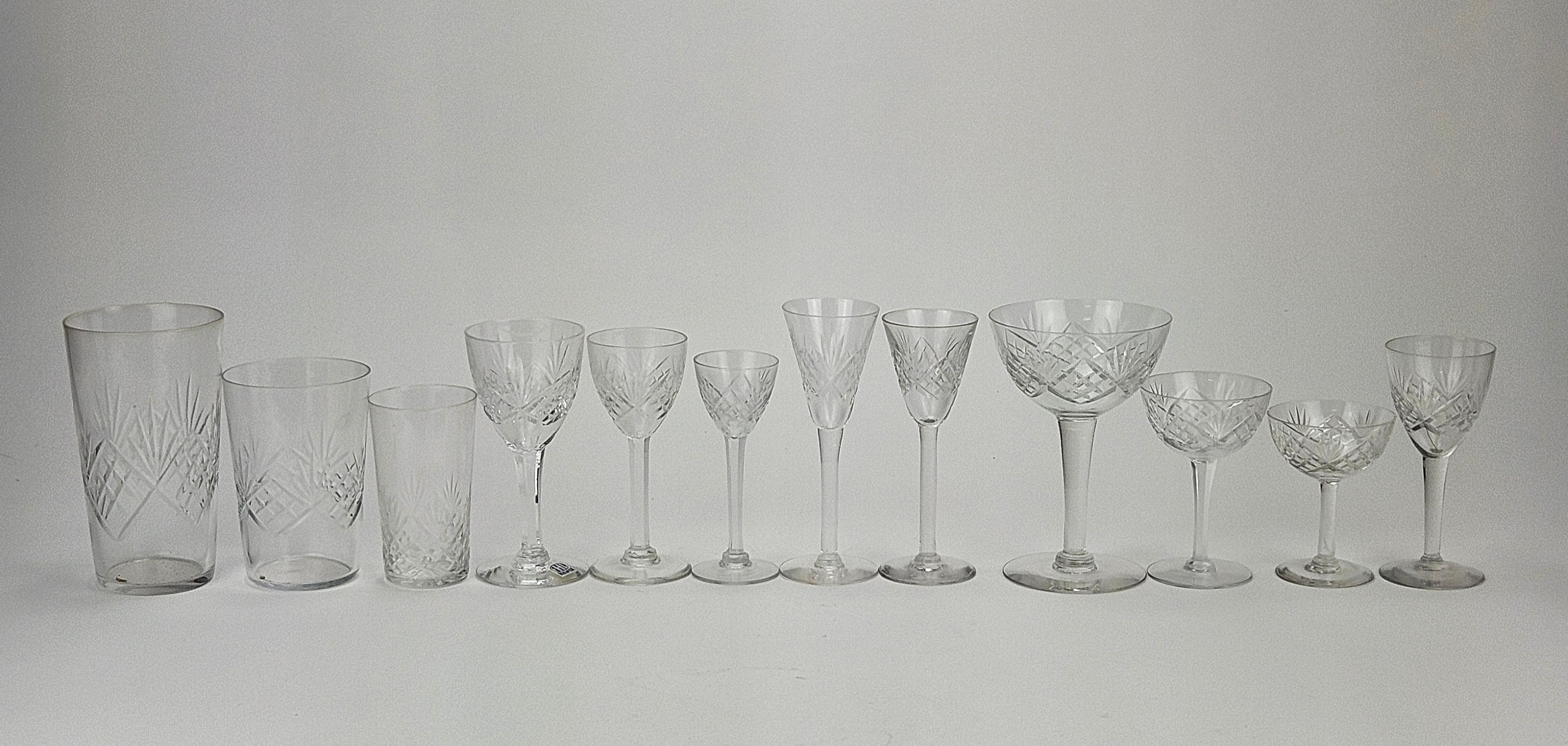 GLASSERVISDELAR, 113 delar, Helga modell, 1900-tal.