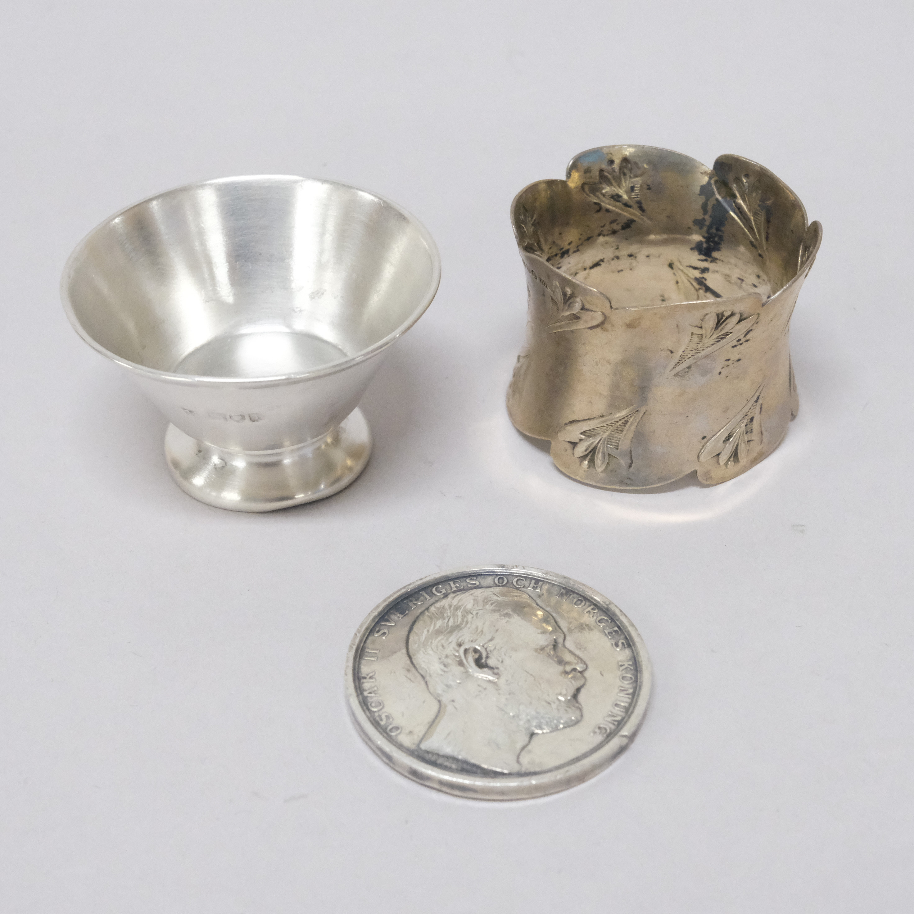 FÖREMÅL AV SILVER, TRE DELAR.