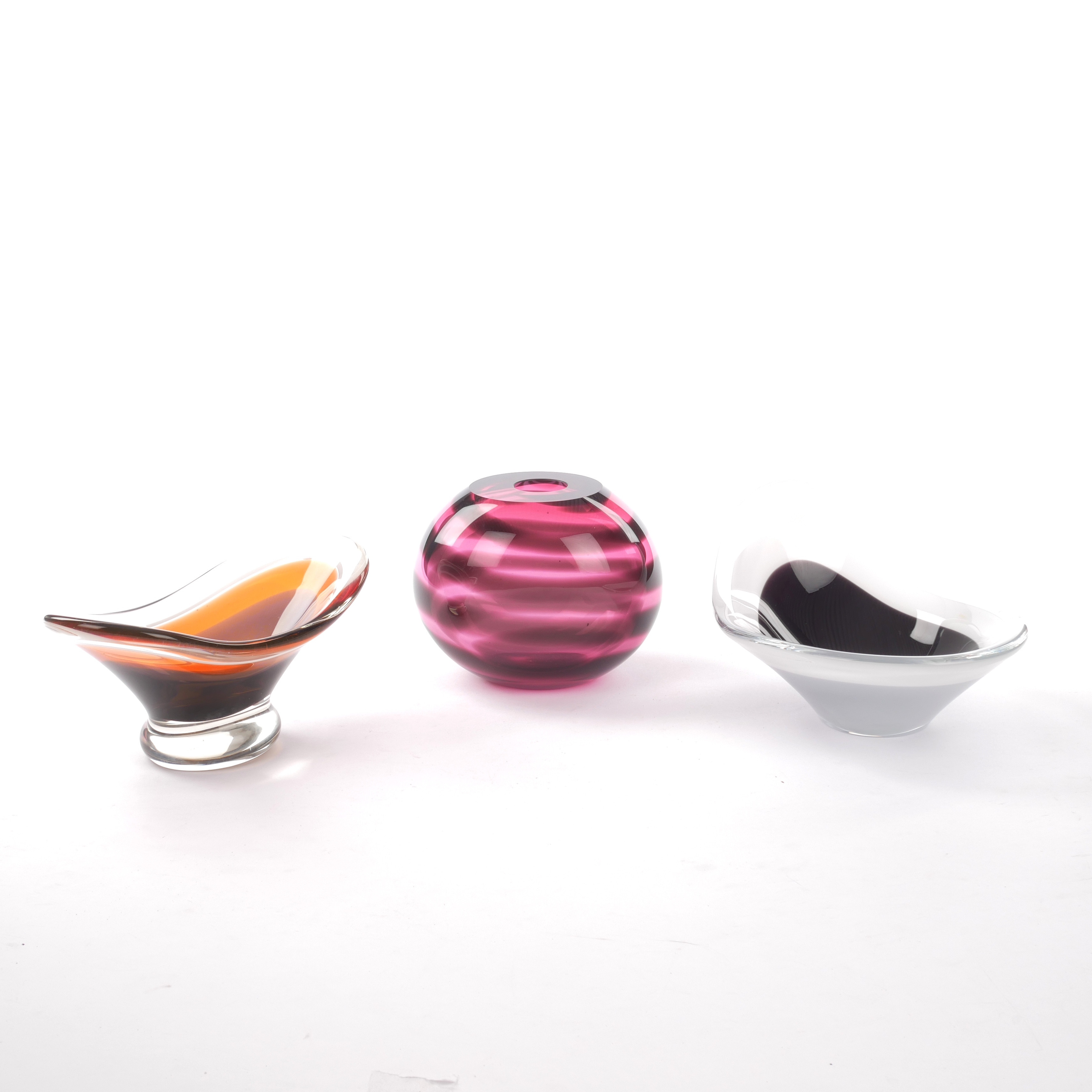 VAS OCH SKÅLAR. 3 st, konstglas, bla Paul Kedelv, Flygsfors.