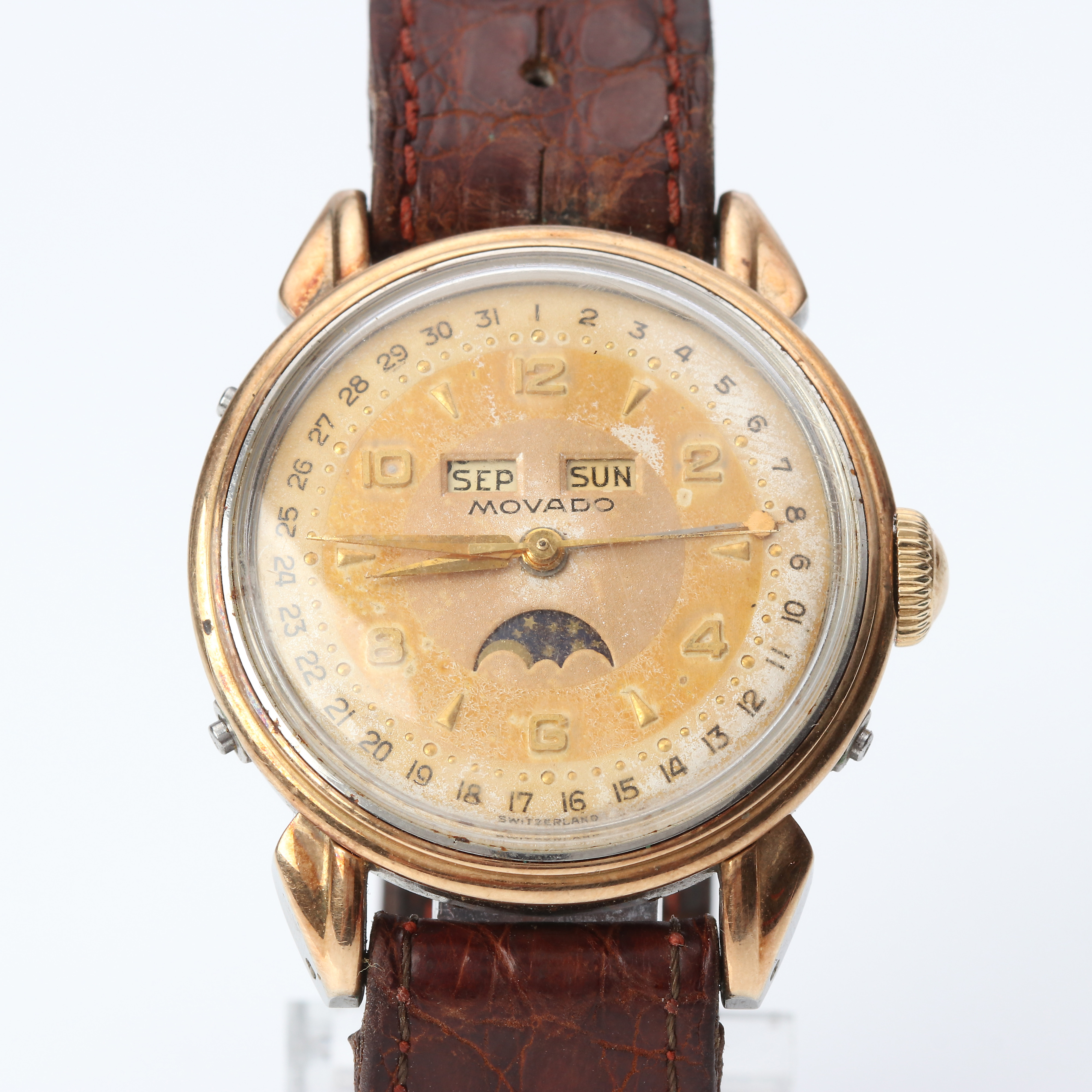 MOVADO, ARMBANDSUR MED MÅNFASER. Boett i guld på stål, manuell.