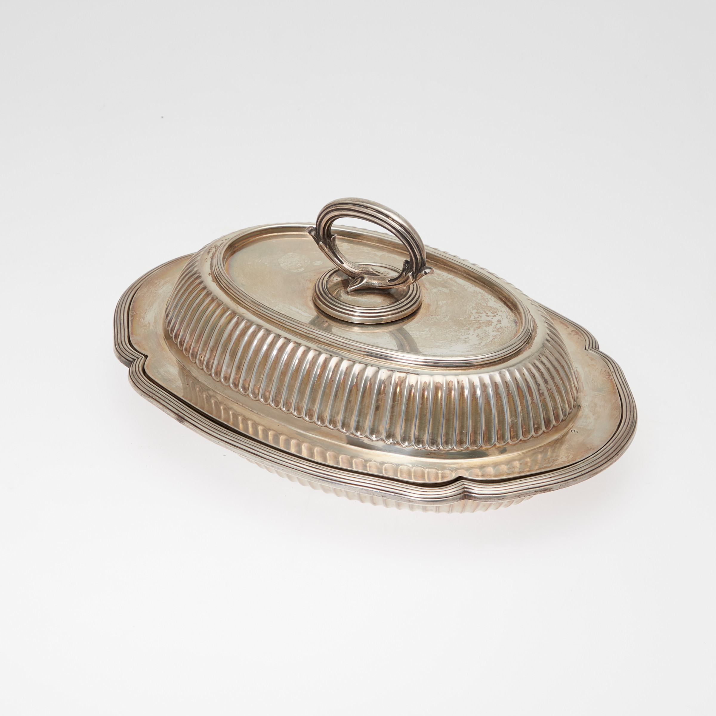 Cheltenham & Co. Ltd, Deckelterrine / Légumière, 925er Silber, 20. Jahrhundert, England.