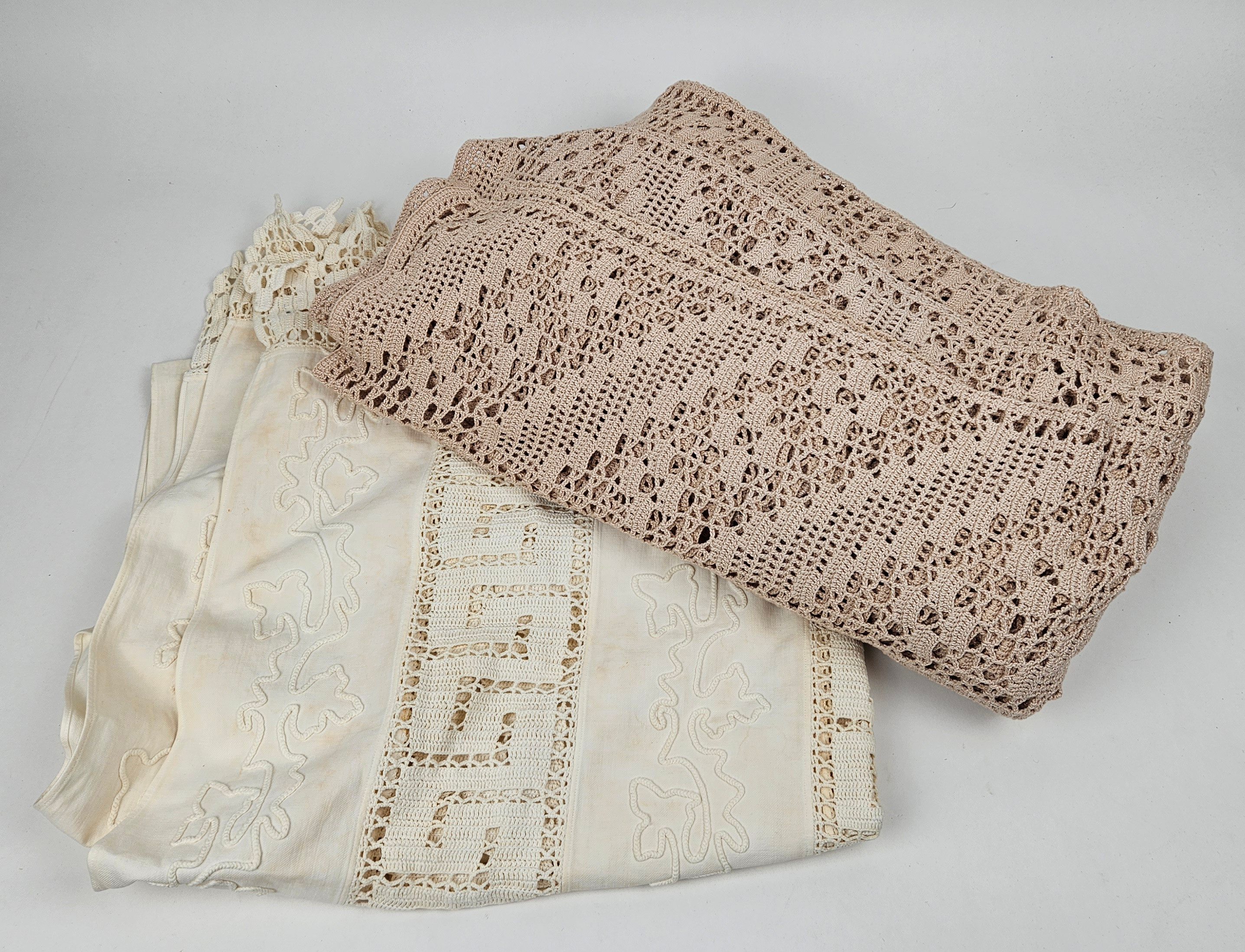 ÖVERKAST, 2 st, bland annat virkat, 1900-tal.