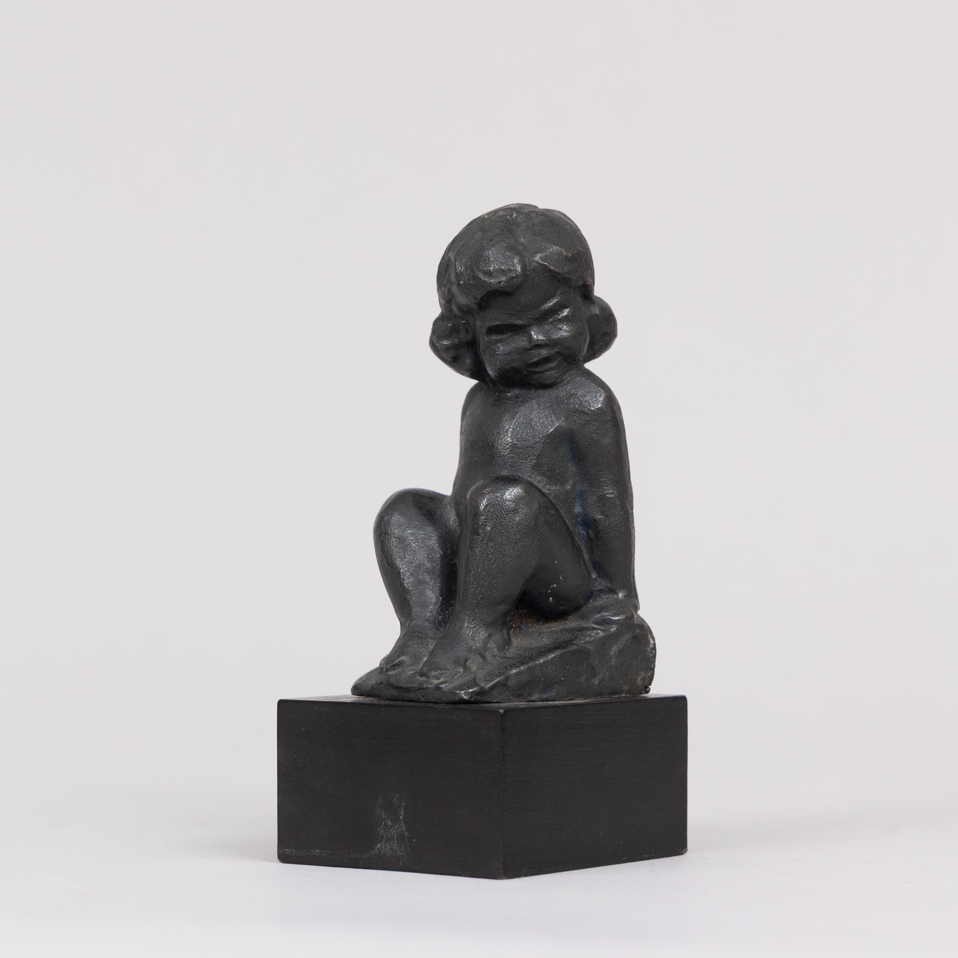 CARL-EINAR BORGSTRÖM. Skulptur, sittande flicka, brons, signerad CEB.