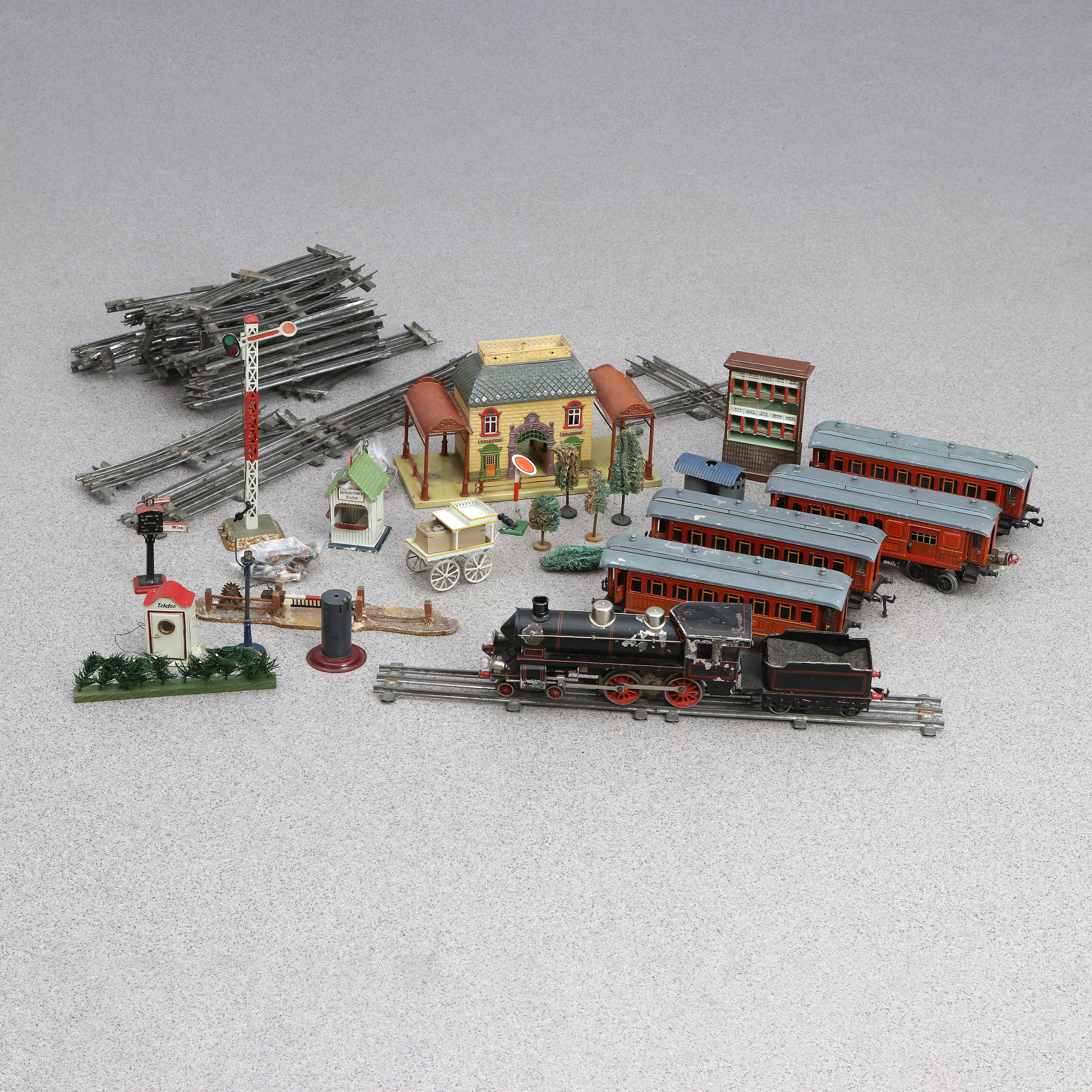 MODELLJÄRNVÄG. Plåt m.m. Loket märkt BW Bavaria undertill.