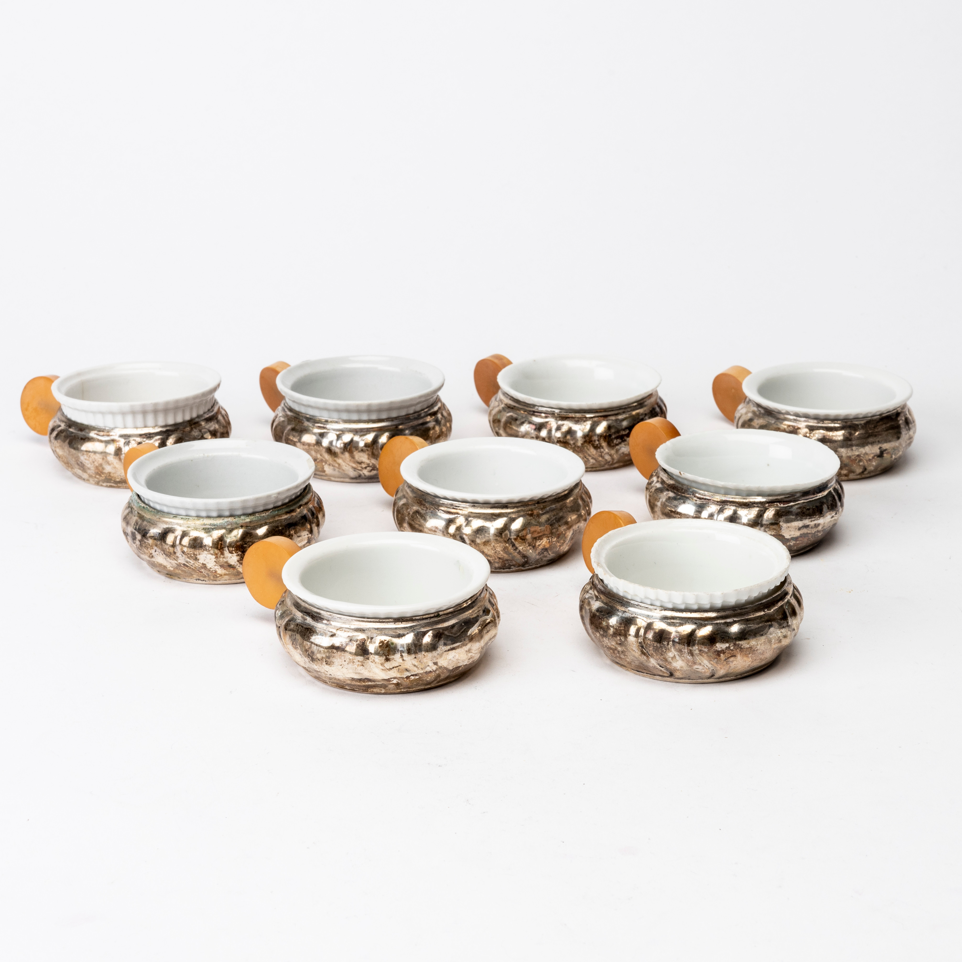 COCOTTEFORMAR med SERVERINGSHÅLLARE, 9 st, porslin, ljus metall och bakelit, Rokoko-stil, Würtenberg, Tyskland, 1930-tal.