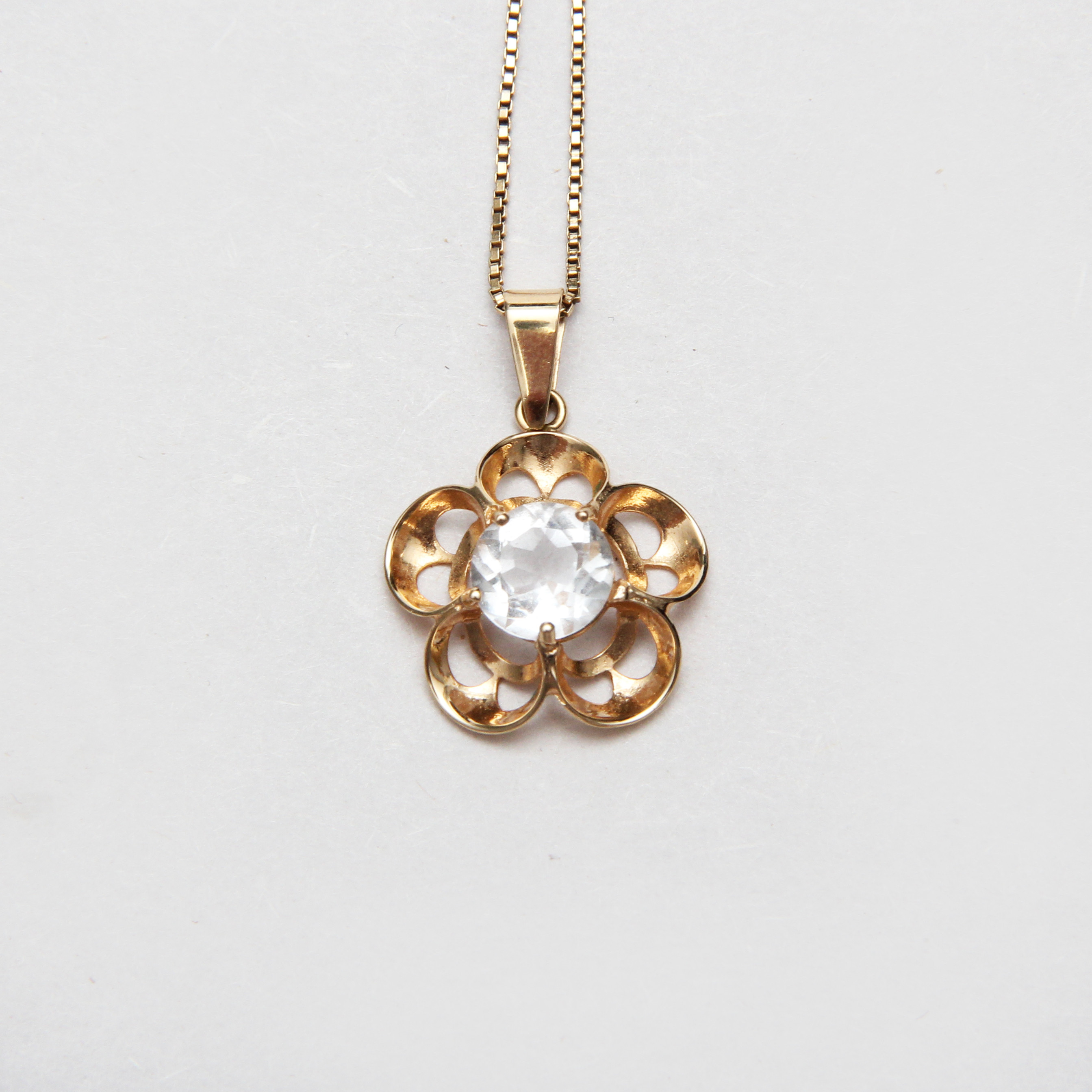 HALSBAND med HÄNGE, 16 k, sannolikt bergkristall.