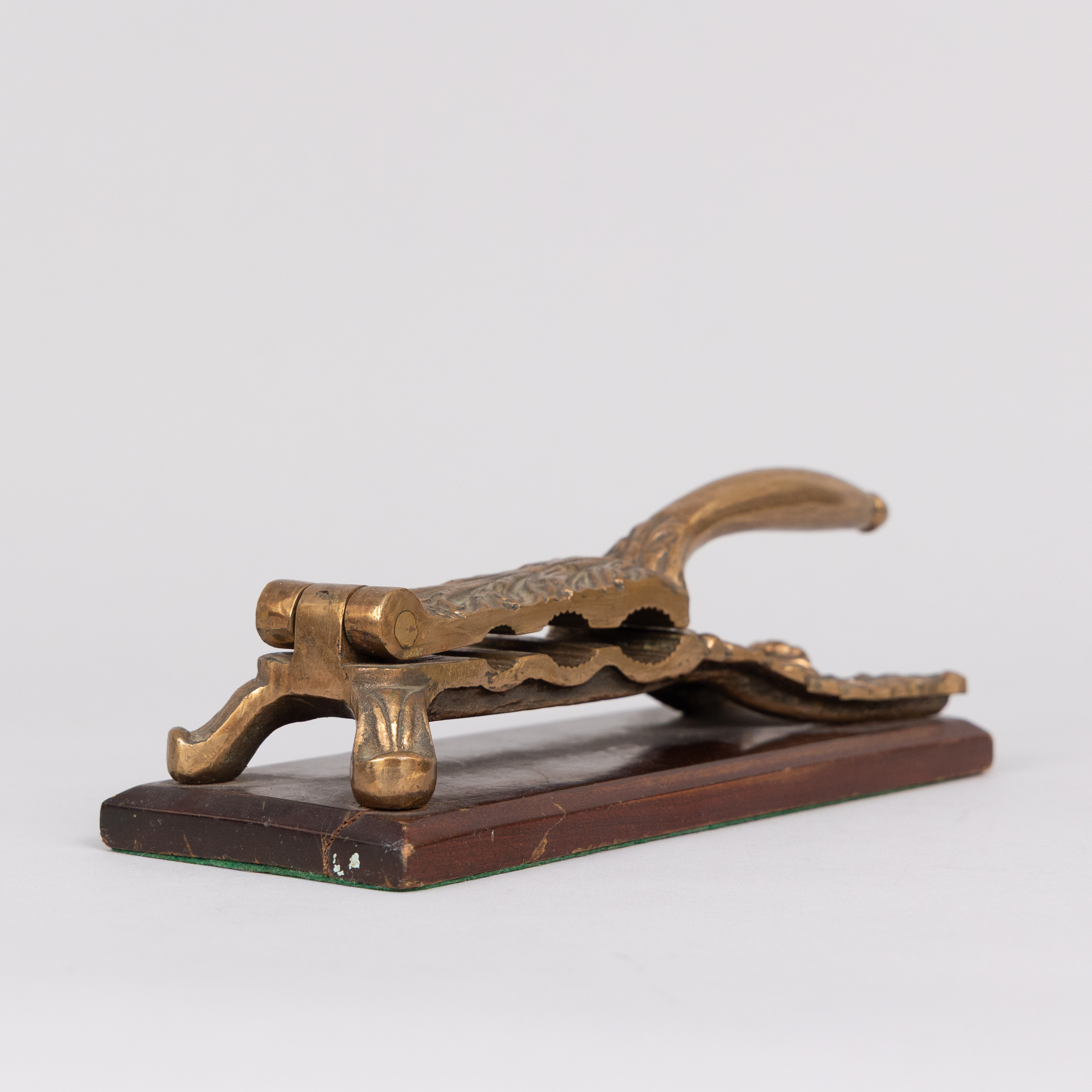 KORKPRESSARE, mässing på träsockel, 1900-talets första hälft.