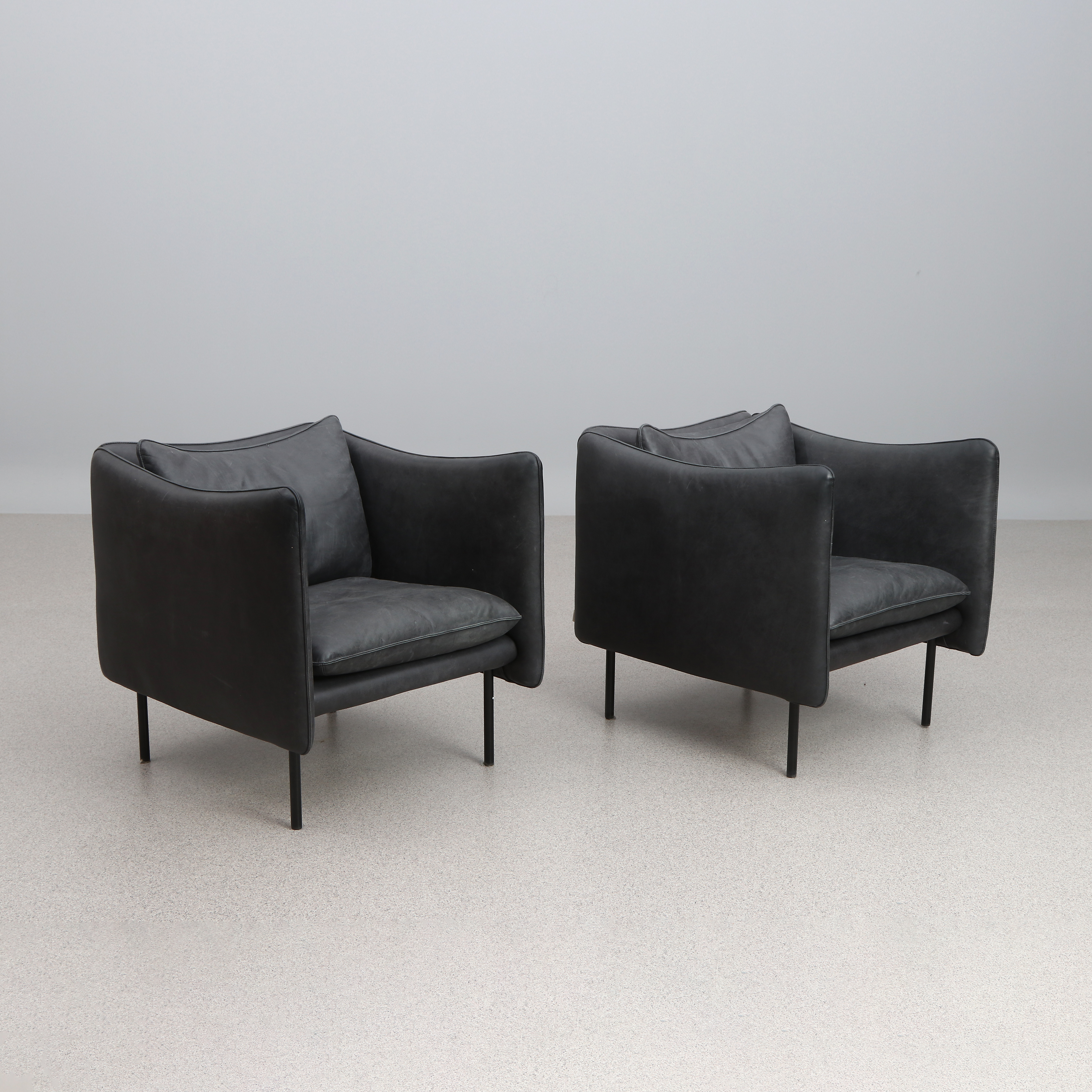 ANDREAS ENGESVIK. FÅTÖLJER, ETT PAR. Svart skinn med lackerade metallben. "Tiki", Fogia, samtida tillverkning.