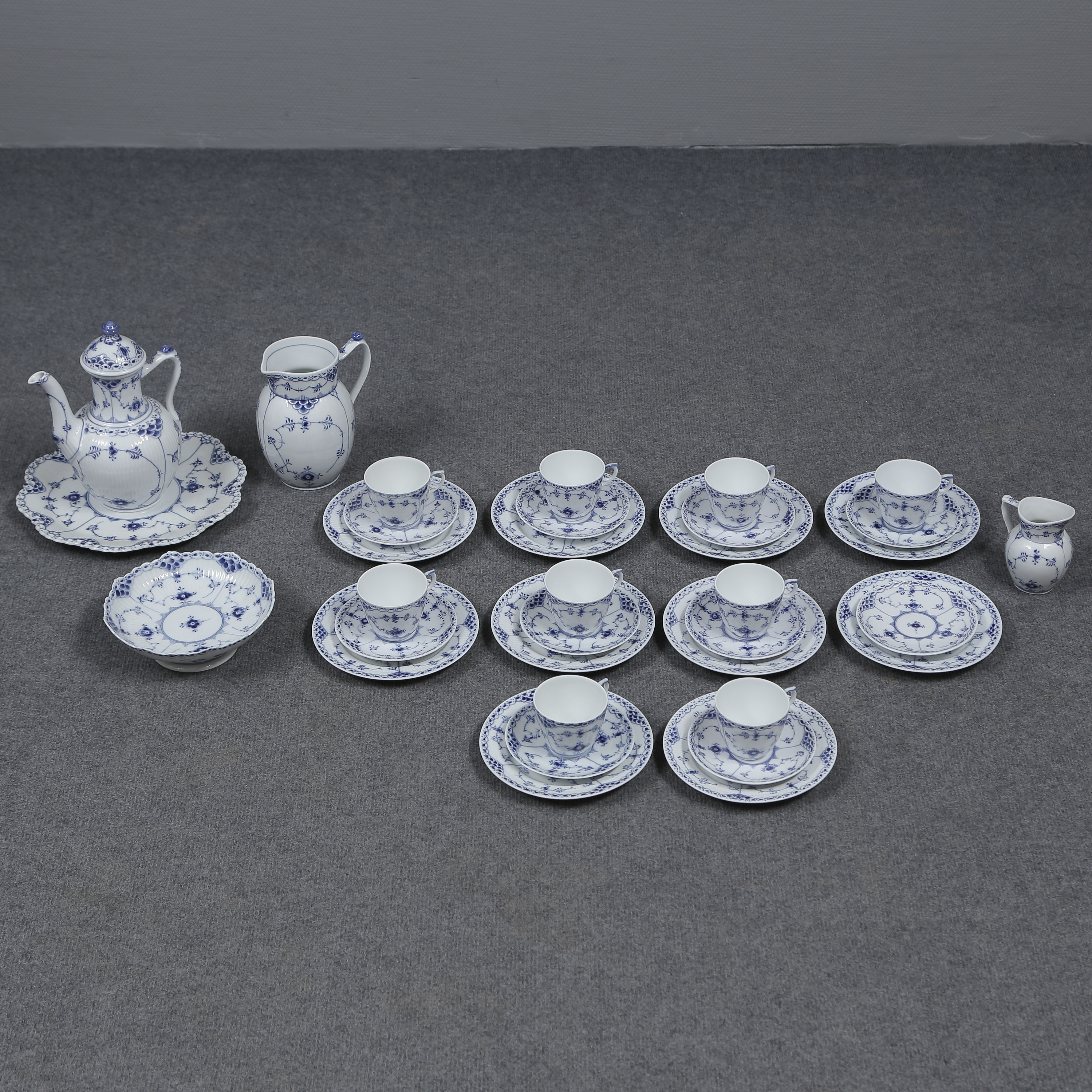 ROYAL COPENHAGEN "MUSSELMALET" KAFFESERVIS, 34 DELAR.