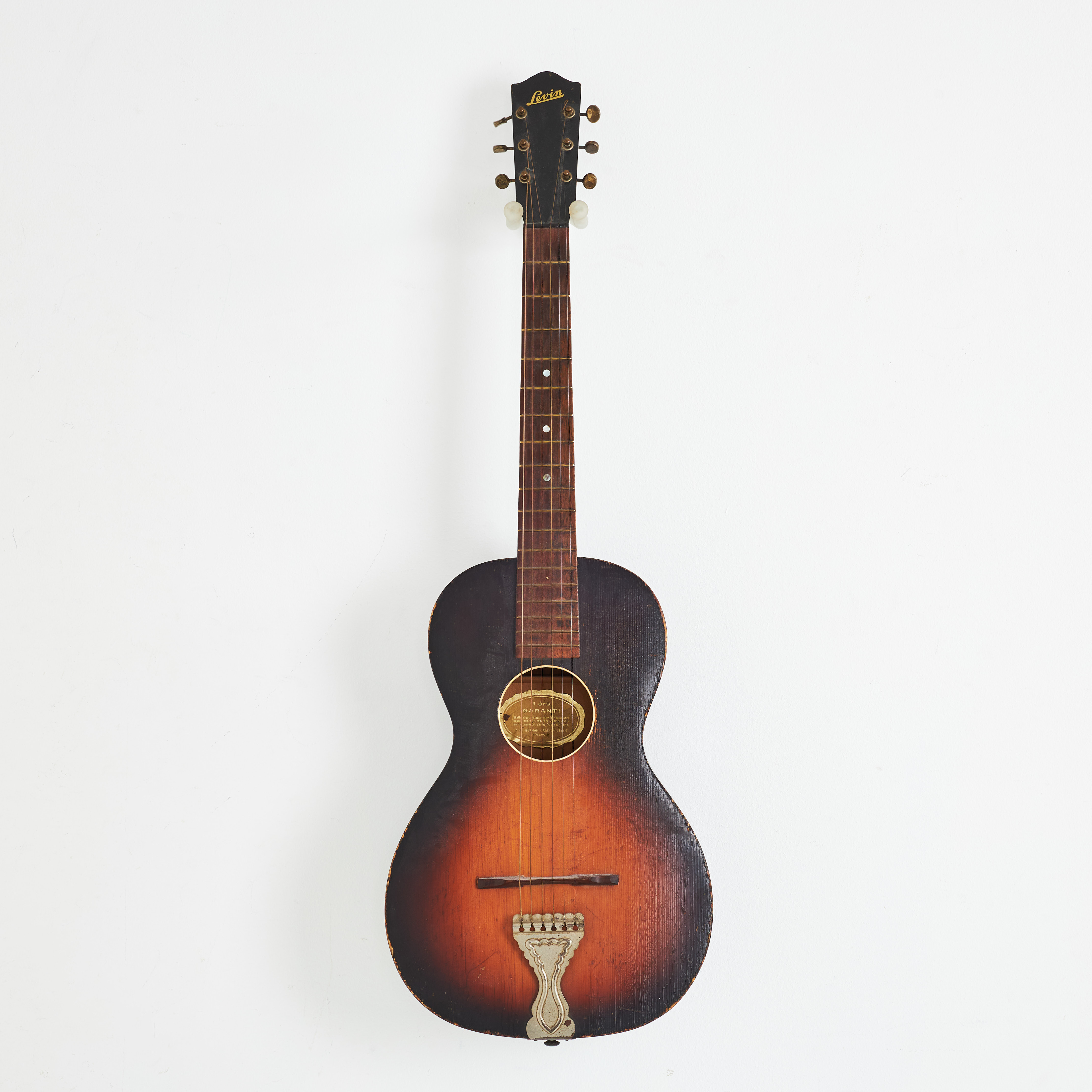 LEVIN, gitarr, modell no 65, ca 1943, lock gran sunburst, sidor och baksida björk, mekanik i mässing.