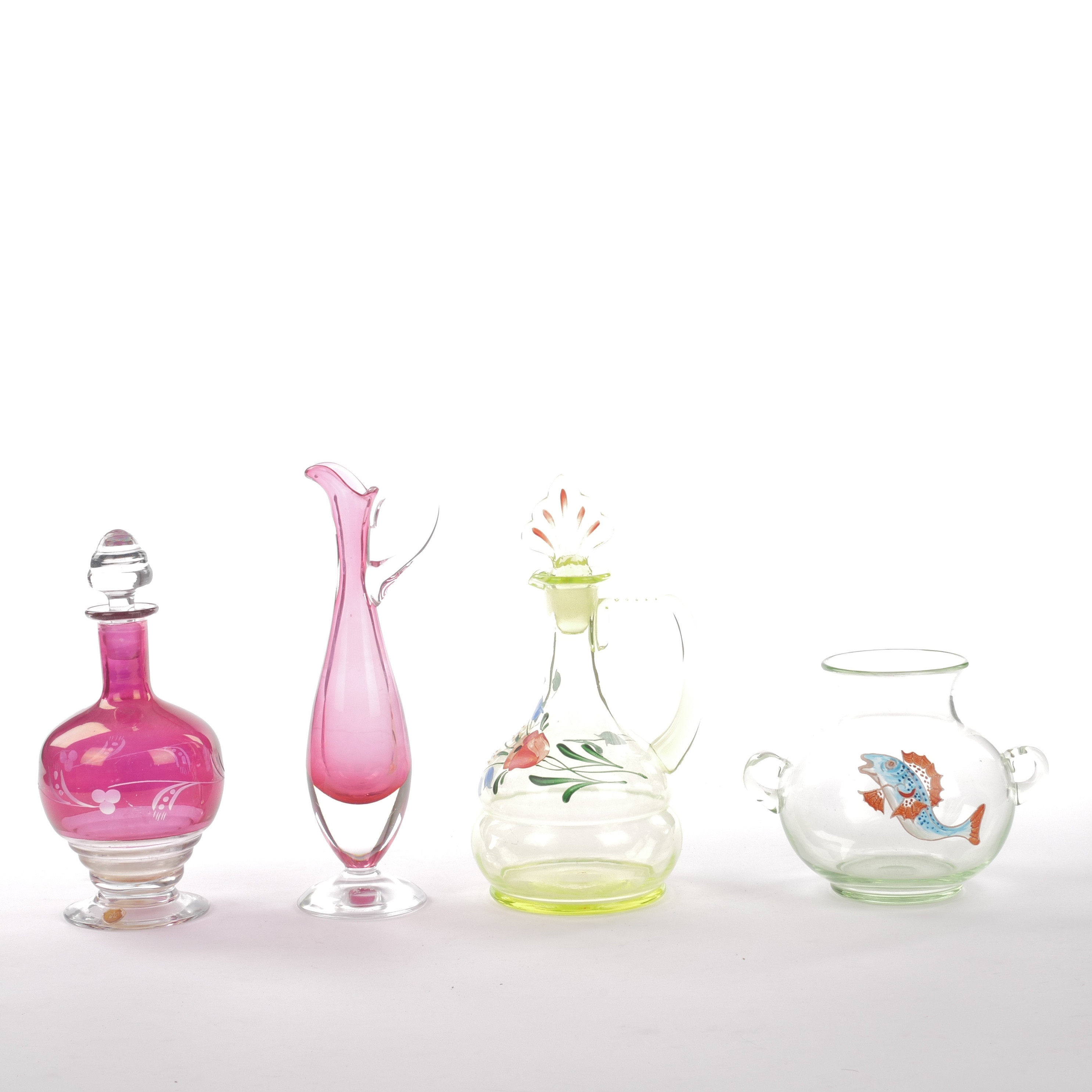 KARAFFER OCH HÄNKELVAS, 4 st, bla uranglas, 1900-talets första hälft.