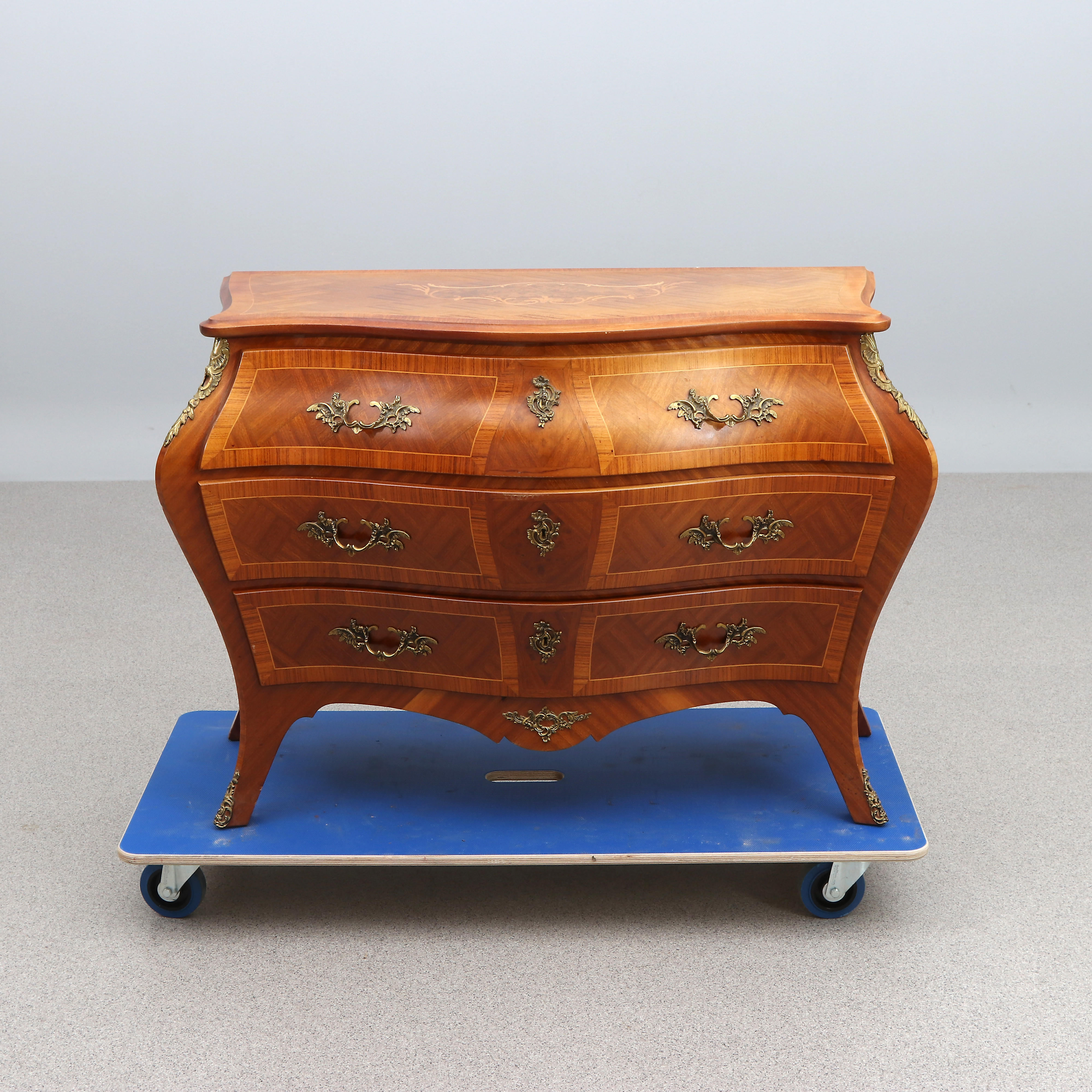 BYRÅ. Mahogny med intarsiadekor och mässingsbeslag. Rokokostil, 1900-talets mitt.