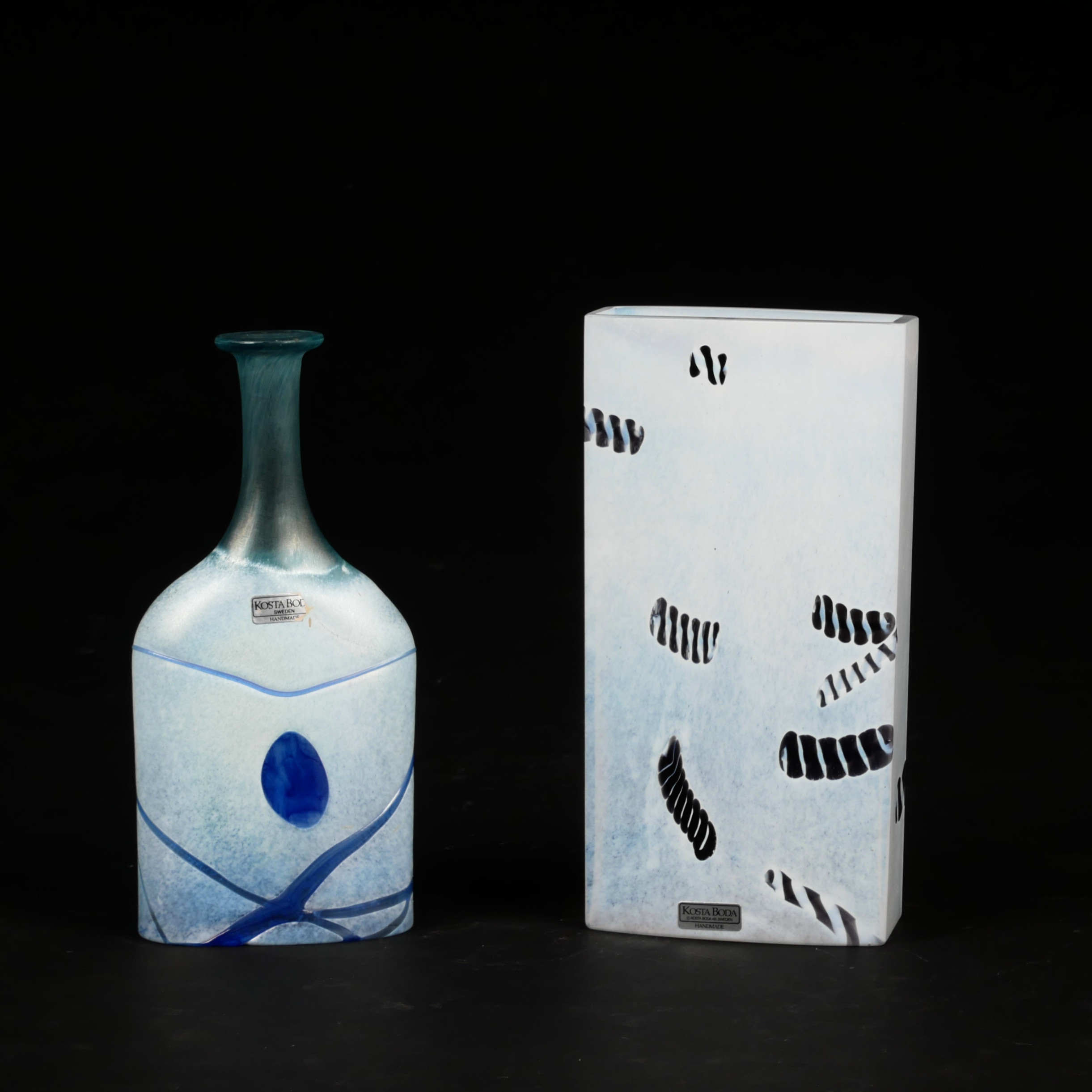 BERTIL VALLIEN. Flaska och vas, konstglas, Kosta Boda, signerade.