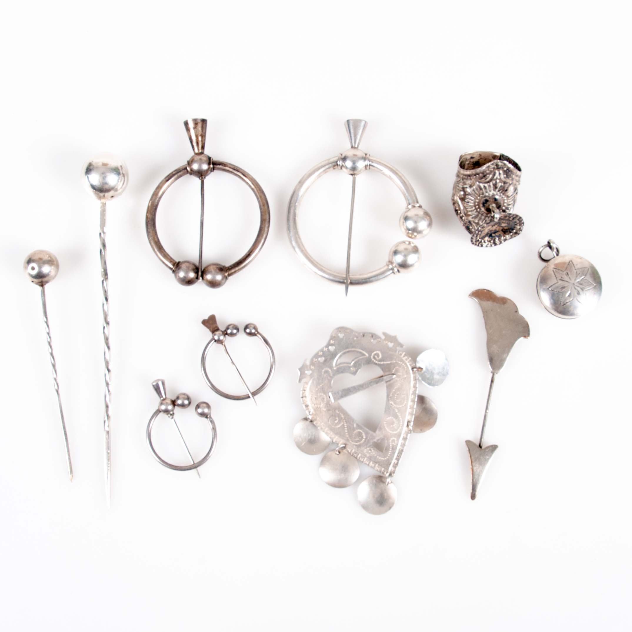 DRÄKTSMYCKEN SILVER BLAND ANNAT LUKTDOSA JOHAN HOLMSKO LAHOLM 1816-50.